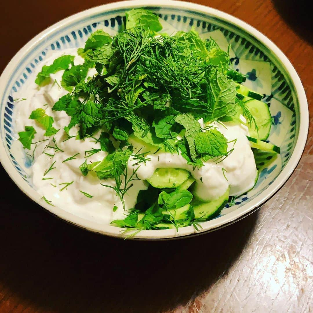 志摩有子さんのインスタグラム写真 - (志摩有子Instagram)「カレーのお供にライタ。ヨーグルトソース（水切りヨーグルト、レモン汁たっぷり、おろしにんにく少々、紫玉ねぎみじん切り、クミンパウダー、塩胡椒）をかけて、仕上げにミントと今日はディル もわさっと。 あとは定番のもやしマリネ。  #カレーのおとも #ライタ #副菜の鬼 #ありこんだて」7月21日 22時07分 - ariko418