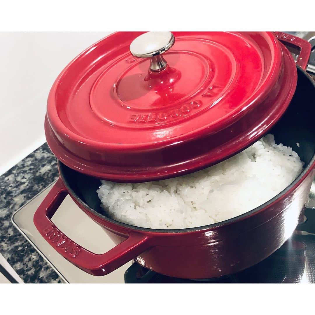 太田彩乃のインスタグラム：「長年選手の炊飯器が突然壊れてしまいました…  初めてのSTAUB炊飯は不安だったけど、目で見てわかるくらいに美味しそうなご飯が炊けたー！！ 簡単だし、早い。 しばらく炊飯器無し生活にしてみようかなー。  炊飯器無し生活の人いますか？？ 何かデメリットあれば教えてくださーい！笑 . . #炊飯器なし生活 #STAUB #STAUBご飯 #鍋炊飯」