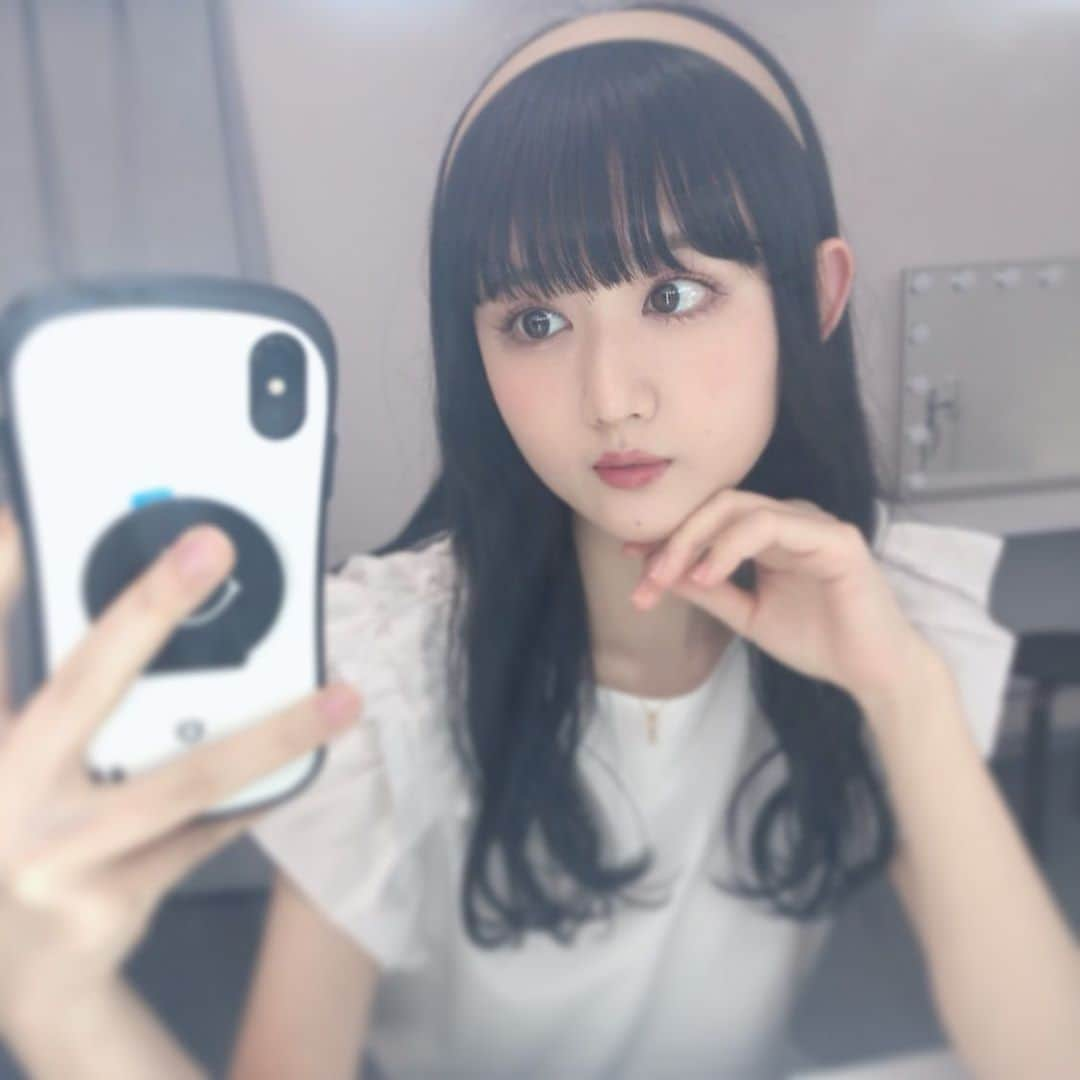 長谷川里桃さんのインスタグラム写真 - (長谷川里桃Instagram)「▫︎▫︎▫︎ . . . 幅の広い #カチューシャ が流行ってるって聞きました . . #ウェーブヘア と #フリルブラウス でとことんガーリーに🧸🎀 . まつ毛もいつもよりしっかり目に上げました。 . . . . . #デートコーデ #ダークシルバー #暗髪 #ぱっつん女子 #透明感カラー #kawaii  .  髪染めました♡ 自然光で見るとシルバーがかってます☺︎」7月21日 22時12分 - rimo_official