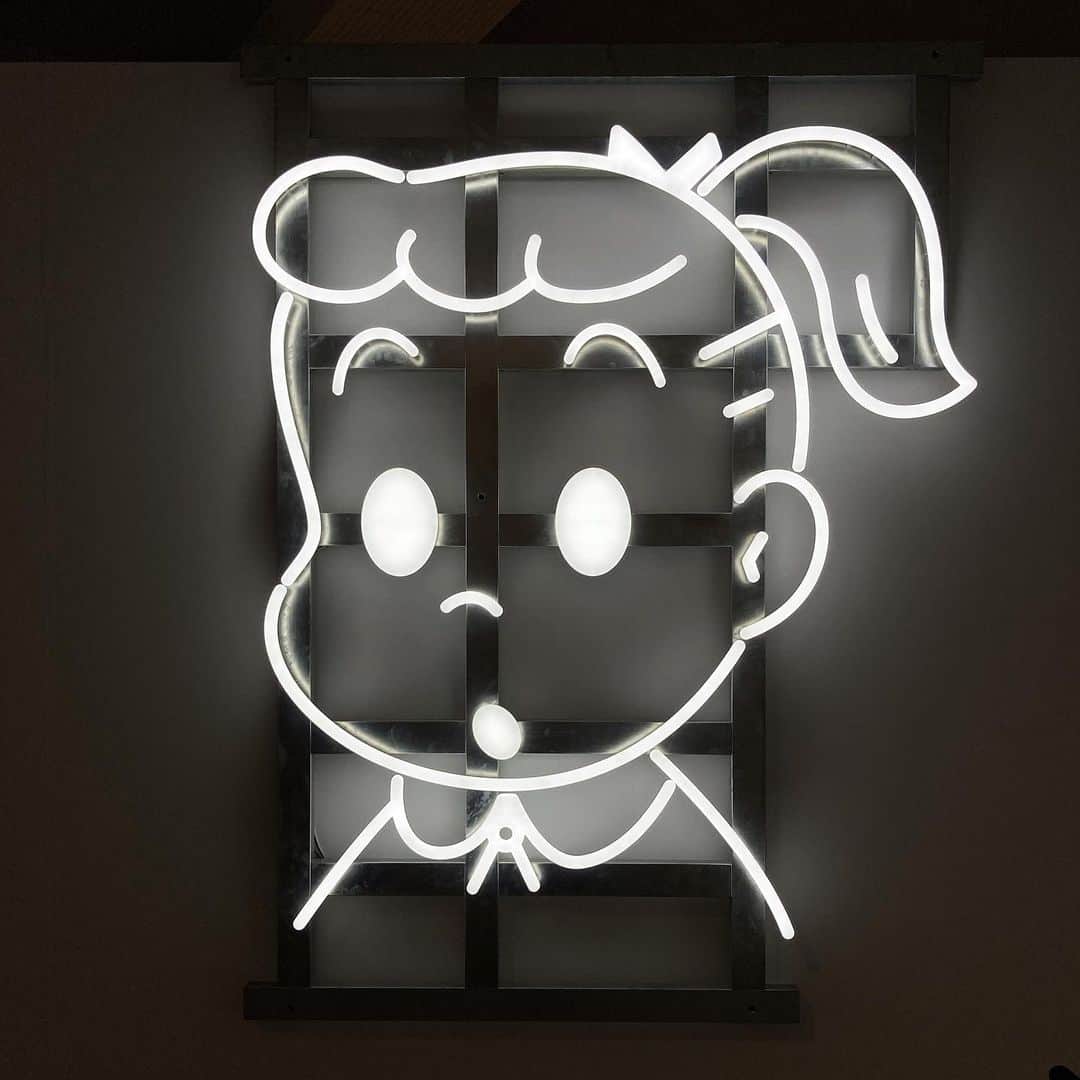 のインスタグラム：「. 原田治 展「かわいい」の発見 小さい頃から、ミスドといえばこの絵だった。いろんな画風の絵やパッケージデザインが展示されていたけれど、それぞれに「かわいい」が詰まっていた🍩 . #原田治展」