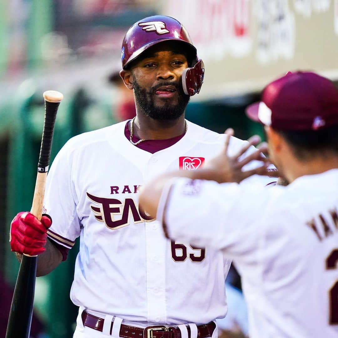 東北楽天ゴールデンイーグルスさんのインスタグラム写真 - (東北楽天ゴールデンイーグルスInstagram)「⚾️ ⚾️E 3-10 B⚾️ 先発の石橋選手は粘りのピッチングで5回無失点‼️ 打線は2回にブラッシュ選手の2号ソロで先制💪🏼 山﨑幹史選手は2試合連続のスタメン起用に応えて 2ベースヒットと送りバントと犠牲フライ👏🏼 しかし終盤に大量失点を喫してカード頭を落とす。 #rakuteneagles #NOWorNEVERいまこそ #日本一の東北へ  #石橋良太 #ブラッシュ #jabariblash  #山﨑幹史  #写真もイープレで」7月21日 22時25分 - rakuten_eagles