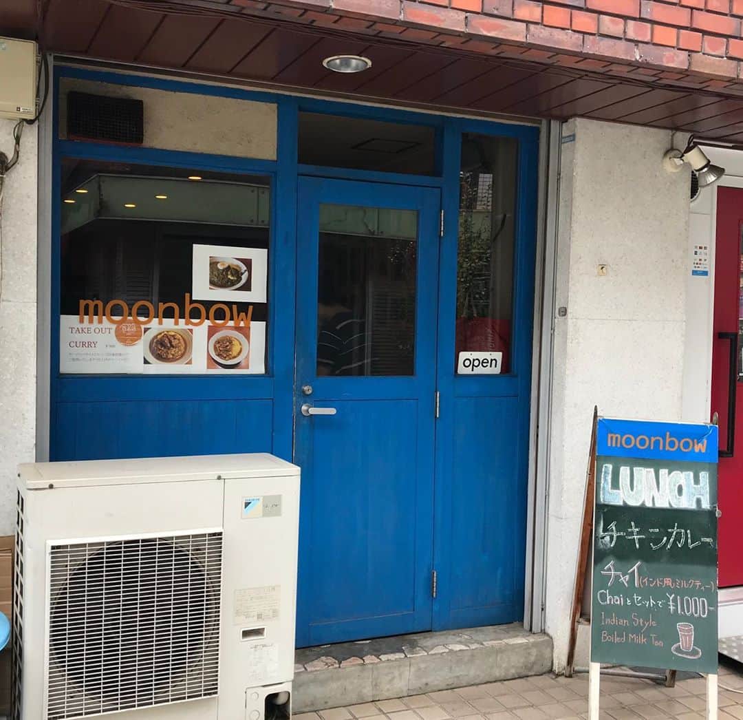 砂山圭大郎さんのインスタグラム写真 - (砂山圭大郎Instagram)「【南新宿 ムーンボウ】に。 10数年前は近くに住んでいて、バーとしては入ったことがあったお店。 いつの間にかカレーの有名店になっていて、ようやくそのカレーを食べた。 カレーに合わせたライスも素晴らしい。 #カレー #チキンカレー」7月21日 22時20分 - keitaro_sunayama