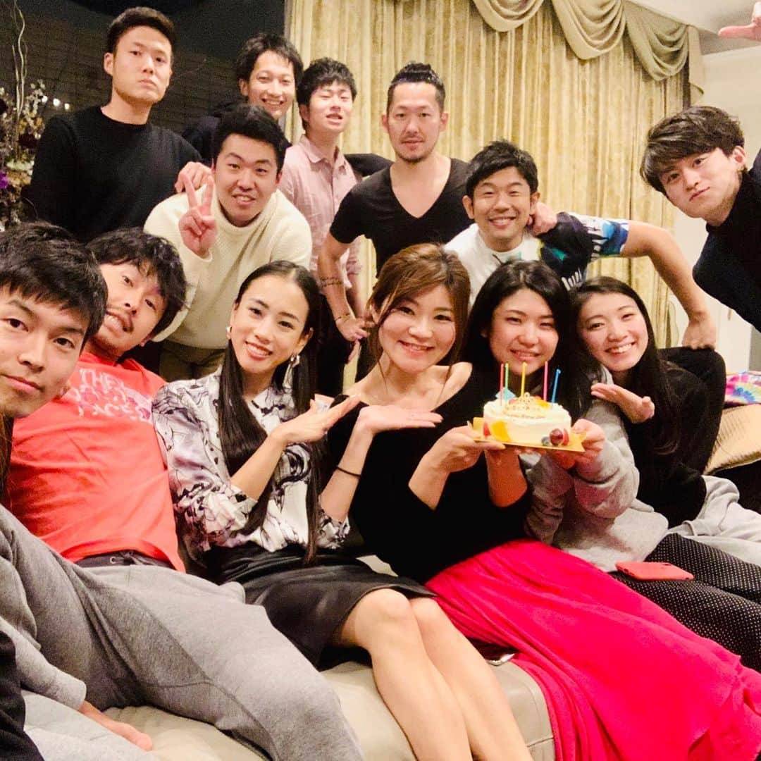 木嶋菜穂子のインスタグラム：「. . コロナに始まった今年も﻿ もう半年すぎましたね﻿ 　﻿ ここ数ヶ月のステイホームや﻿ 控えめな社会活動の水面下、﻿ 　﻿ 実は、﻿ 物販の副業は、、﻿ めちゃくちゃ活性化してました♡﻿ 　﻿ 　　﻿ "オンラインで買う" 需要は高まり﻿ 　　﻿ メルカリ輸入物販のスクールでは﻿ 　　﻿ ゼロから始めた主婦やママたち﻿ 生徒さんの﻿ 過去最高利益、続出✨﻿ 　﻿ 毎月50万安定の人は70万突破し、﻿ 10万安定から何人も20万超えへ﻿ 　﻿ 　﻿ 　﻿ "在宅副業としての物販"﻿ 　﻿ そのアツイ可能性を﻿ 感じるとともに﻿ 　﻿ オンラインで収入をつくるスキルの﻿ ある人と、ない人、﻿ 　﻿ "暮らしの差" が、﻿ 一気に明確になったなぁと感じます﻿ 　﻿ 　﻿ 在宅で、子供のそばにいながら﻿ 安定して会社員以上の収入をつくる﻿ 　﻿ メルカリ輸入物販、﻿ 　﻿ それは、﻿ 目の前の不安を解消し、﻿ 豊かな未来をつくる一生もののスキル﻿ 　﻿ ﻿ スクールをたちあげて﻿ この一年、﻿ 　﻿ まずは、﻿ 生徒さんの実績サポートと﻿ 仕組みづくりに日々没頭してきて﻿ 　﻿ 現在400名弱の全国海外の方が﻿ この新しいライフスタイルを手にし﻿ 豊かにあたたかい毎日を﻿ ともに楽しんでいます♡♡﻿ 　﻿ そして、﻿ やればやるほど、﻿ 伝えたい事がわいてきて🌈﻿ 　﻿ しばらく控えていた﻿ リアルセミナーを﻿ ８月夏の札幌から再開します☺️✨﻿ 　﻿ 　﻿ 🌻初めてさんの在宅副業 の第一歩﻿ メルカリ輸入物販 札幌セミナー﻿ 　﻿ 8/22 (土) 10時〜12時　﻿ 　﻿ セミナー内容も、﻿ コミュニティも﻿ 進化を重ねてパワーアップ中✨﻿ 　﻿ 詳細はプロフィール﻿ ﻿ @naco_mamatabi  LINE@より﻿ 　﻿ 　﻿ 🌻近況✨﻿ 　﻿ さて久しぶりの投稿に﻿ なってしまいましたが、、﻿ 　﻿ ステイホーム期間も﻿ おかげさまで、粛々と楽しく﻿ 進化の日々をすごしてました♡﻿ 　﻿ 　﻿ 4/1 の 誕生日は﻿ そっと身内で﻿ お祝いしていただいたり﻿ 　﻿ 春先に、娘と庭を耕した畑で﻿ いま野菜やハーブができてたり🍅﻿ 　﻿ 　﻿ 東京に、﻿ 仕事と学びのための﻿ 新しい拠点をオープンし、﻿ 　﻿ わたしの物流倉庫は﻿ スクール生が使えるように﻿ 環境を拡大中✨﻿ 　﻿ 　﻿ 毎日、﻿ 大好きな人たちと仕事し﻿ 感謝と信頼を積み重ねて﻿ 　﻿ これからも、﻿ 心豊かに温かい日々を﻿ 一緒に生きていきたいなと﻿ 思っています♡﻿ 　﻿ 　﻿ 一緒にライフスタイルをつくりたい方、﻿ リアルセミナーで﻿ お会いできるのを﻿ 楽しみにしてますね☺️」