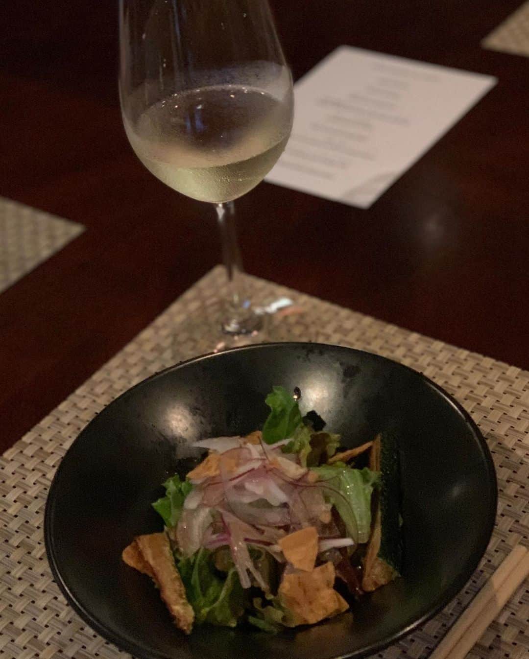 沢瀉美緒さんのインスタグラム写真 - (沢瀉美緒Instagram)「※ Dinner in Hakone ✨ Teppanyaki night ✨ . 箱根でのディナーは外食で。 1日目はお寿司。 2日目は鉄板焼。 . 日頃の運動不足もあったので ウォーキングしながら到着💛 . 美味しくペロリと食べちゃいました✨ . タコのカルパッチョは少しエスニックで 白ワインにぴったりでした。 . ここ最近はコロナの事もあって営業スタイルも臨機応変だった事もあり 事前に @ikyurestaurant で予約して行ったので 安心でした😋 . . #hakone #箱根 #travelmio #itohdiningbynobu」7月21日 13時34分 - mio_omodaka