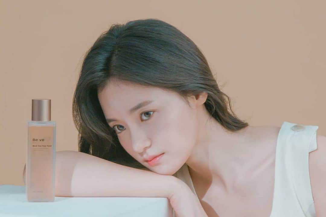 コ・ボギョルのインスタグラム：「#Beve #비브 🌱 #비건화장품  사진은  B컷  #앳스타일 8월호에서 만나요 🌿」