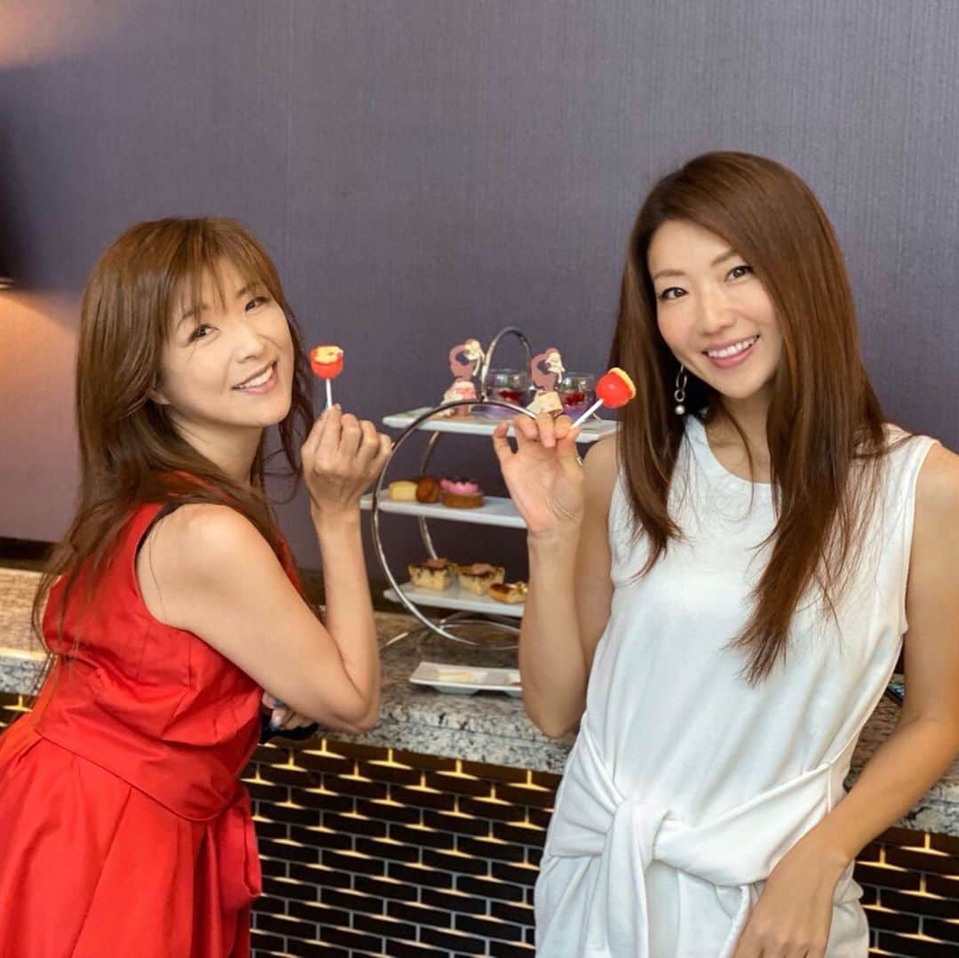 遠近由美子のインスタグラム：「Lollipop 🍭 みたいな、リンゴ飴😋✨　 .  打ち合わせ前に、ロイヤルパークホテルでアフタヌーンティーしてきました。チョコの浴衣美女に金魚鉢✨夏らしくて可愛い💕　 . . 生クリームとふわふわかき氷のスノードーム。イチゴとモンブランで迷いった末、休憩用ポテトと唐揚げを挟んで、結局両方食べた😋 .  ソーシャルディスタンスもしっかり考慮されていたのでゆったり、ひと息つけました✨ . .  #アフタヌーンティー #ふわふわかき氷 #スノードーム　#モンブランケーキ #ひんやりスイーツ #lollipops #リンゴ飴 #japanesesweets」