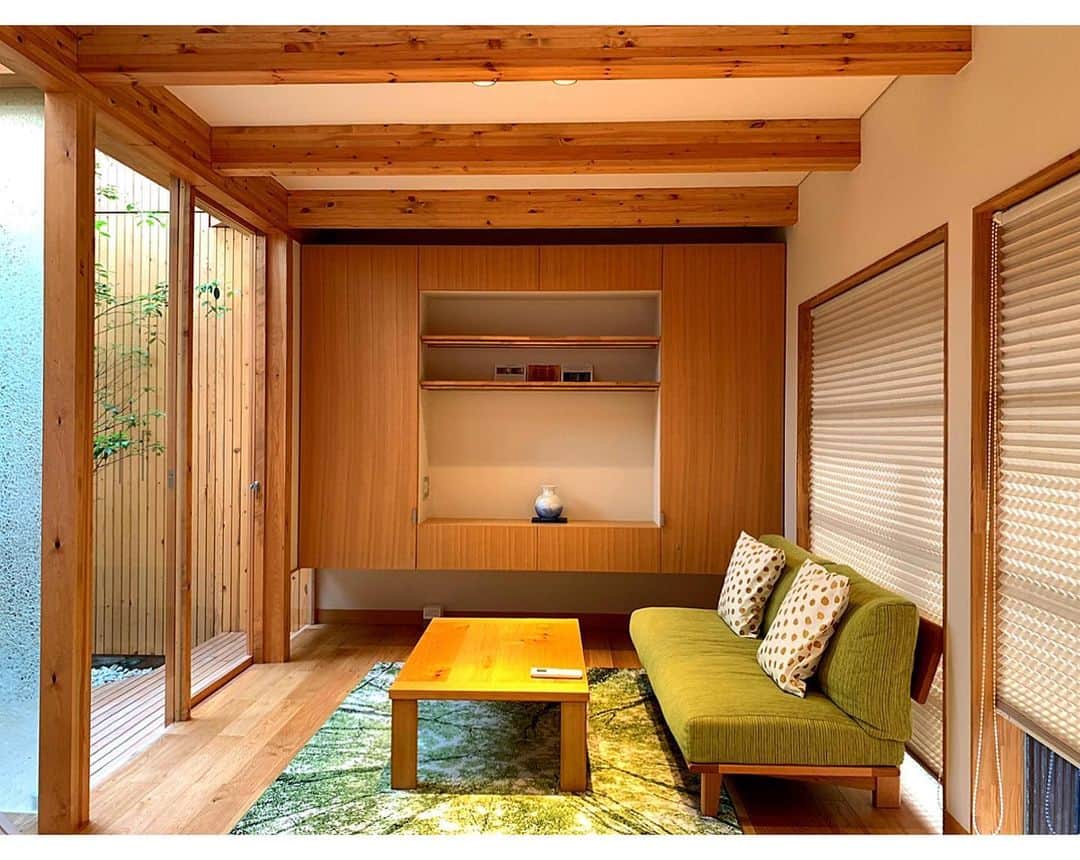 百合華さんのインスタグラム写真 - (百合華Instagram)「京都祇園の八坂の塔から徒歩１分という風情たっぷりな場所にある、とってもお洒落な京町家造りのプライベートヴィラ『別邸 樹下』にてお泊り女子会🛁💕  中庭や坪庭が眺められる広いリビングや南国風のおっきな露天風呂など素敵な内装にきゅんきゅんしちゃいました💓  ２階にはベッドルームや和室が２部屋ずつあるので、大人数でも楽しめちゃうコスパも最高な一棟貸しの京町家で御座います💖  #japan #日本 #kyoto  #京都 #祇園 #八坂通り #八坂の塔  #風情 #風情たっぷり  #京町屋 #一棟貸し  #privatevilla  #別邸樹下 #お泊り女子会 #中庭 #坪庭 #露天風呂 #お洒落 #きゅんきゅん  #オススメ」7月21日 13時45分 - yurika.lovelily