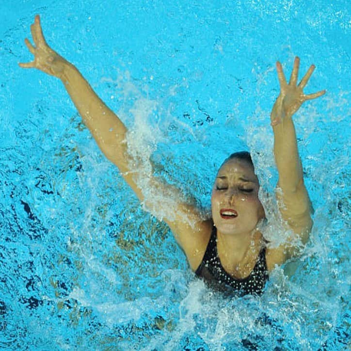 アンドレア・フエンテスのインスタグラム：「If you find yourself drowning, enjoy the free fall! Water is just amazing...and us, the artistic swimmers have the chance to know this element deeper than anyone. There is no other humans on earth who can control the water better than us. We can be hours and hours without any solid surface under us! Water, our friend and enemy everyday.... You don’t allow us to breathe but we can dance inside of you. We freeze with you around us but you make us sweat and feel warm as well. We fall and sink but you give us a team to rise and fly again. You pull us lower and deeper but you support us at the same time. We become blind with your chlorine and our skin gets dry, but we love your sound and your touch around us. Our tears have mixed into your million drops more than once but we build everyday our dreams around you. 💦❤️🌧💧🌊❄️🌩🌎 #myfirstenglishpoemprototype😂 #sensitivemonday #odetowater #Iwillskipthepartaboutwherewepee」