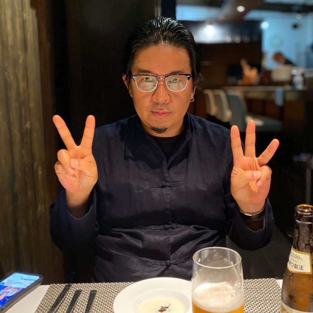 マル子のインスタグラム：「かつては海の日だった昨日で22周年でした。  23年目もよろしく🤟  最近YouTuberになった嵐田シェフのご馳走スペイン料理でお祝い🥂  久しぶりだったけど美味しかった〜  #22周年  #arashida」