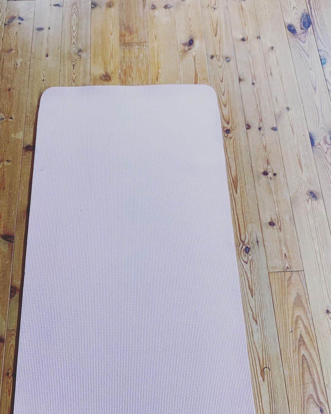 AYUMIさんのインスタグラム写真 - (AYUMIInstagram)「今日は新月💫 ヨガで深呼吸🧘‍♀️ . . #yoga #meditation  #新月」7月21日 14時00分 - ayumiayunco