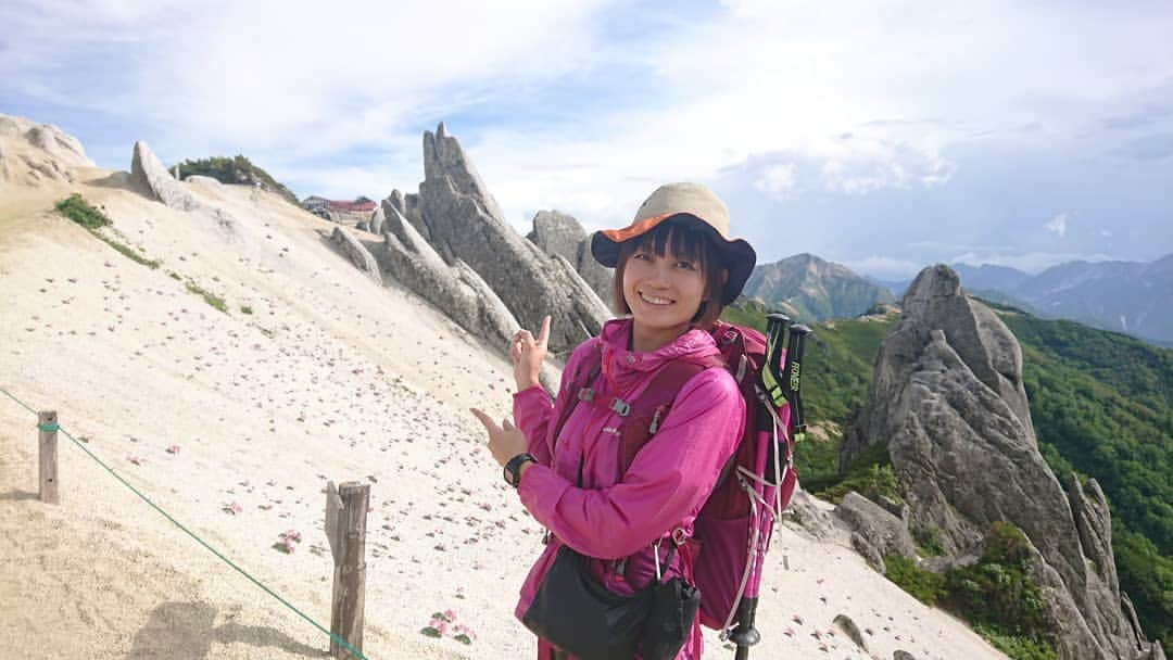 桜花さんのインスタグラム写真 - (桜花Instagram)「こんにちはでございマウンテン🗻🍀 本日もナイスな１日にいたしましょ✨ 午後も体調に気をつけてゴーゴー！！✨  奥にイルカ岩✨  イルカは、いるかい？🌷  昨年の燕岳でございます🗻🗻🗻🍀  #こんにちは  #こんにちはでございマウンテン  #暑い  #体調気をつけて #山登り  #山  #mountain  #mountains」7月21日 14時00分 - mountainohka