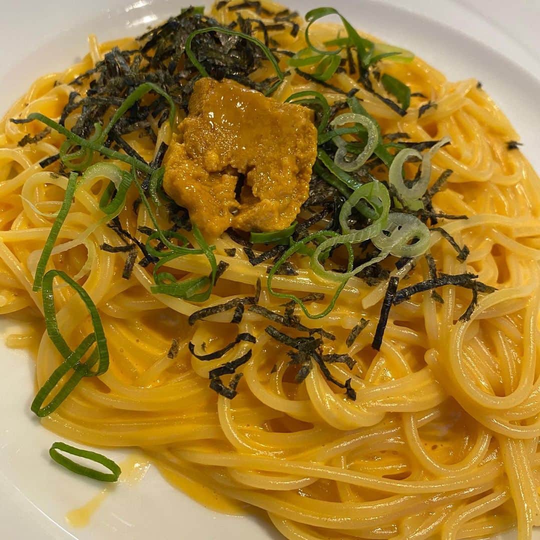 みずしな孝之のインスタグラム：「生まれてはじめて食べた。うにのスパゲッティ。うまい。 人生にはまだ知らないものがたくさん。  #ココス」