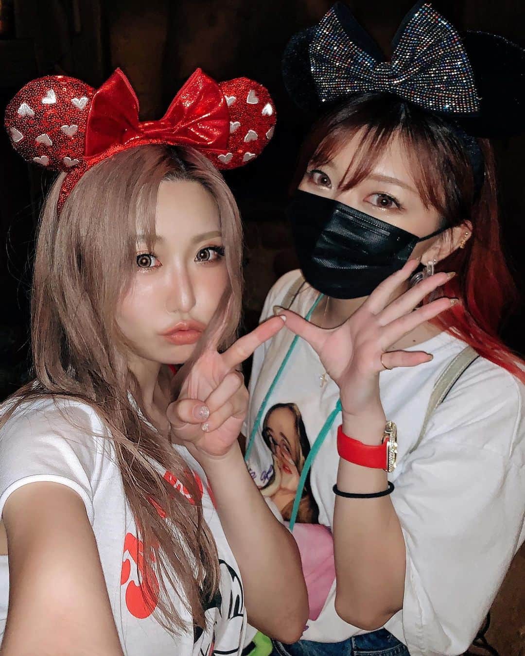 春咲ひなたのインスタグラム：「暗闇外カメフラッシュ🤩!! 昨日ねー日焼けっぽメイクしてたの この撮り方だと分かる👾💚 . #ディズニー#ディズニーシー#ディズニーコーデ#ディズニーシーコーデ#リメイク服#tシャツ女子#tシャツコーデ#tシャツリメイク#tシャツアレンジ#おっぱい#お姉さん#東京#新宿#歌舞伎町#キャバ嬢#もはや#元キャバ嬢#アジアンクラブ#マツエク#アイリスト募集中#春咲ひなた#YouTube#youtuber#新米#ゆーちゅーばー . YouTubeに関する問い合わせ先♡  株式会社YEEELL 〒150-0002  東京都渋谷区渋谷3-27-11 祐真ビル新館5F  info@yeeell.jp」
