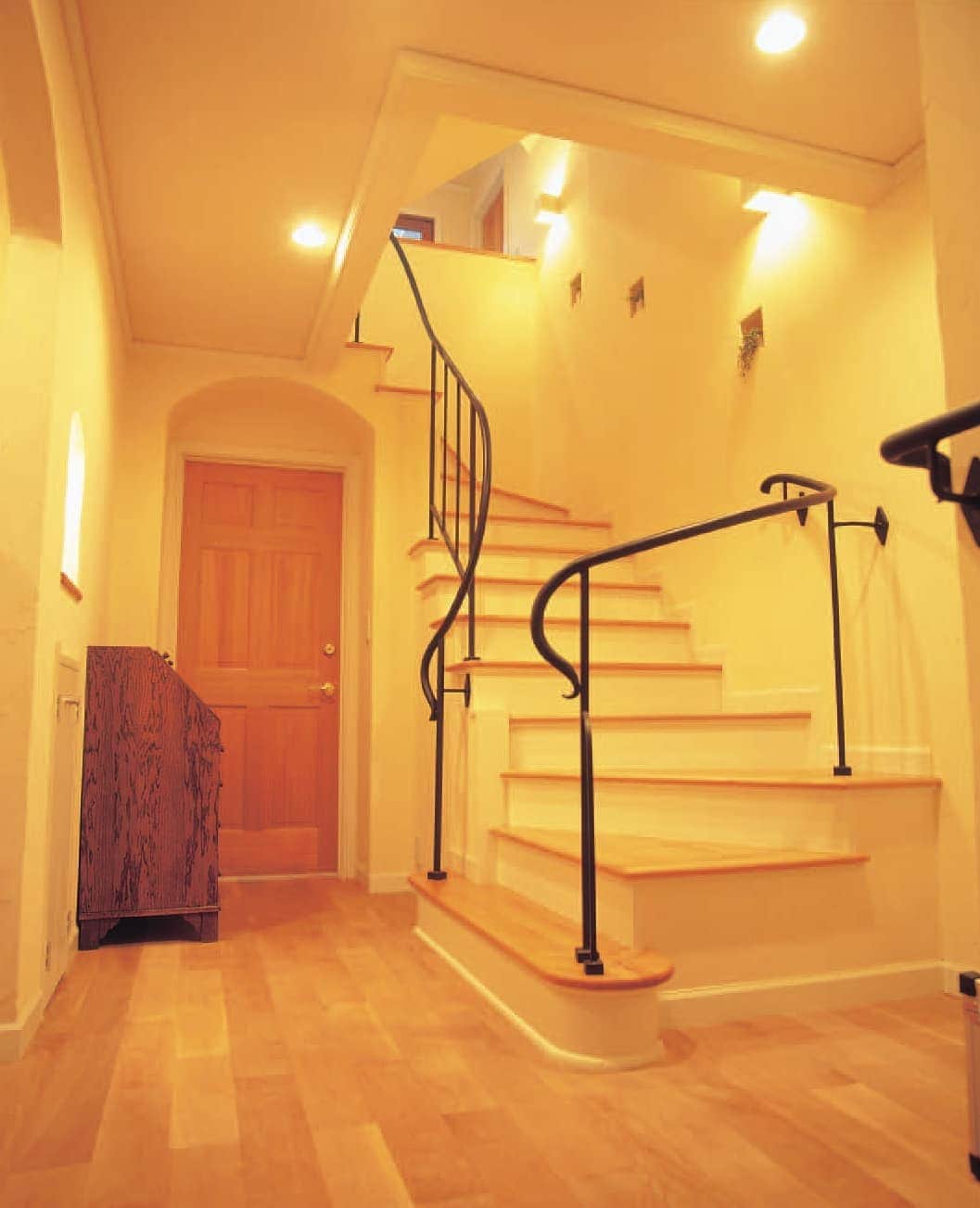 参會堂－SANKAIDO－のインスタグラム：「【さりげなく魅せる個性】  無垢の木と電球色の灯りがぬくもりを感じさせるシンプルな玄関ホール。  階段の手すりのロートアイアンがシンプルでありながら、さりげない曲線美へのこだわりを感じさせます。 . . . #玄関土間 #玄関 #玄関ホール #階段 #階段手すり #照明 #北欧 #暮らし #暮らしを楽しむ #マイホーム #住宅 #家 #インテリア #ヨーロッパ住宅 #ヨーロッパの家 #ヨーロピアンスタイル #デザイン住宅 #輸入住宅 #規格住宅 #建築設計 #注文住宅 #myhome #house #home #interior #design #SANKAIDO #参會堂 #参會堂style」