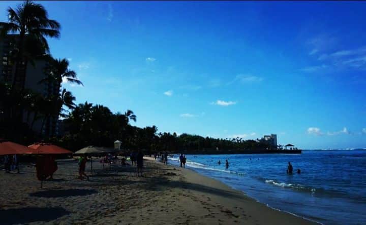 華耀きらりのインスタグラム：「いつかのHAWAIIの画像📷 あーまた行きたいな🏝 波の音に癒やされます. 今は我慢だ😷. . #また行ける日を夢見て #hawaii#summer#sea」