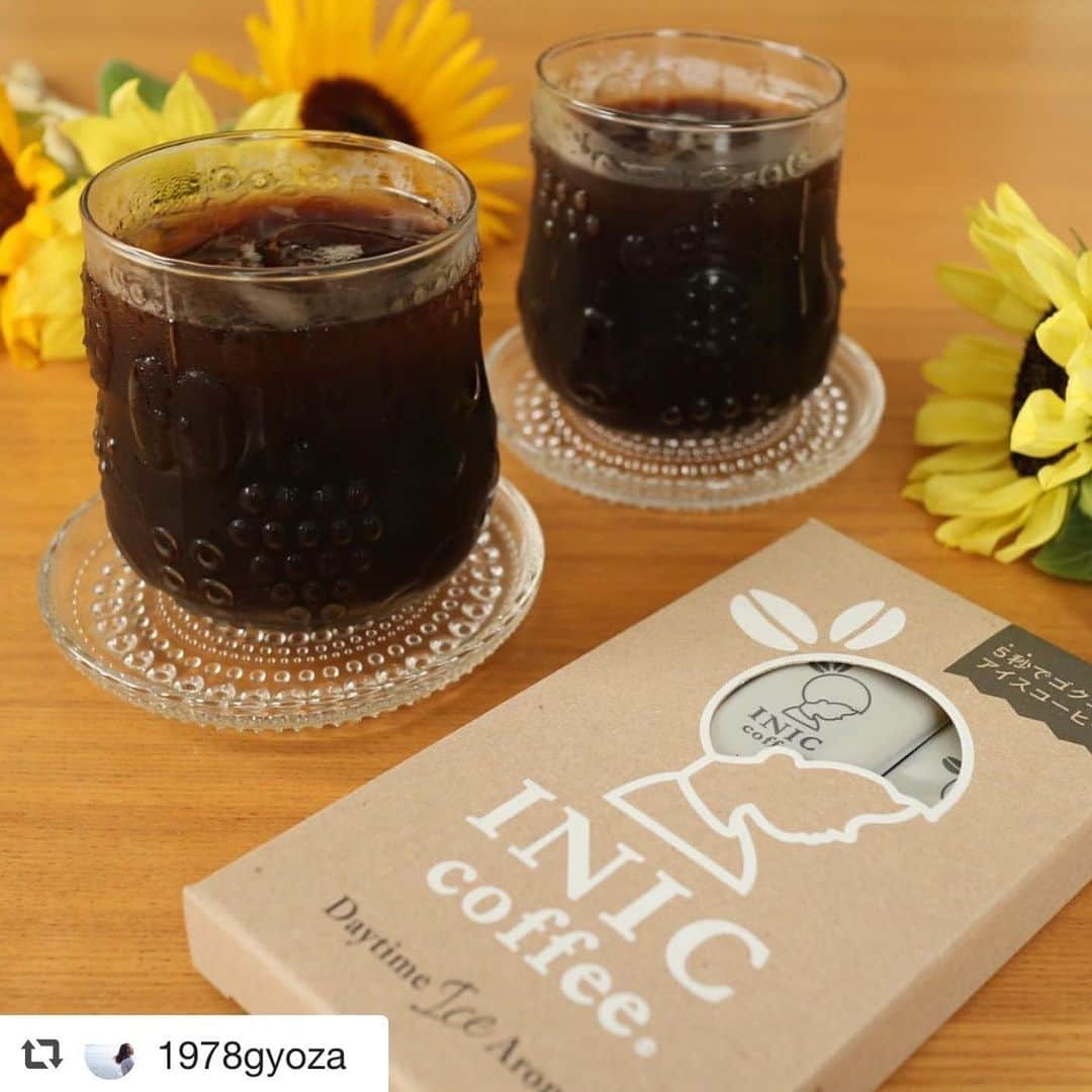 INIC coffeeさんのインスタグラム写真 - (INIC coffeeInstagram)「@1978gyoza 爽やかなアイスコーヒーの投稿をありがとうございます☕ 夏に涼をくれる一杯を今後ともDaytime Ice Aromaで是非どうぞ！ ------------------------------------------- * 連日、増えている感染者。 緊急事態…ではないのか。 * 夫は相変わらず、週1〜2日出社で、 基本的にリモートワークを継続中。 * 来週から幼稚園は短縮保育になるが、 今は家に2人なので、休憩も一緒に。 * 「INIC coffee( @iniccoffee )」の 「Daytime Ice Aroma」を飲んだ。 * 水にサッと溶けるので、すぐに完成。 溶かすだけで直ぐに飲めるので楽〜♪ * スッキリした味で、リフレッシュ。 直ぐに飲めるのが、夏にピッタリ。 * * * 先週頃から、幼稚園で風邪が流行り出し、 娘がかかり(でも、元気)、私も…(無理)。 * 歳を取ると回復が遅い。 皆様も、お気を付けて。 * #iniccoffee#イニックコーヒー#icedcoffee#アイスコーヒー#coffee#珈琲#コーヒー#コーヒーのある暮らし#コーヒーのある生活#コーヒー好き#coffeetime#coffeebreak#coffeeaddict#coffeelover#coffeelovers#coffeeholic#instacoffee#ilovecoffee#iittala#イッタラ#イッタラのある暮らし#onthetable#sunflower#ひまわり#summer#夏#暮らし#くらし#娘と私の日常のヒトコマ」7月21日 14時26分 - iniccoffee