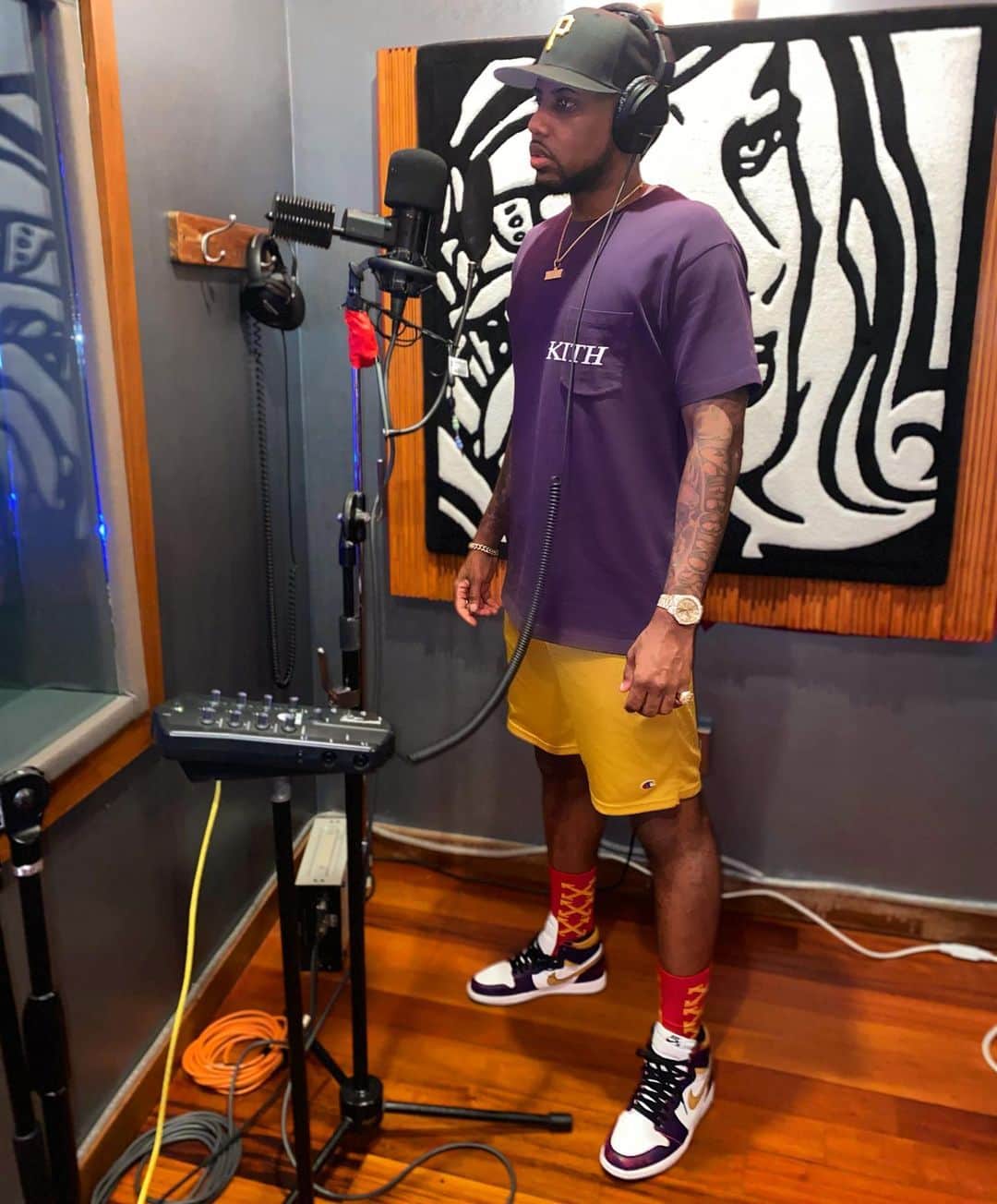 ファボラスのインスタグラム：「Studio Quarantine over.. Let’s see if i still know how to do this 🗣🎙」