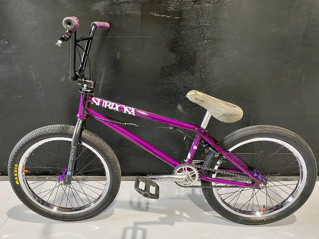 大池水杜のインスタグラム：「New frame! Support by @slopeshot Thanks!  @rimbmx signature frame💜 今日から新しいフレーム！遠く離れていてもサポートし続けてくれるスロープショットに感謝です！いつもありがとうございます！ @slopeshot  うちらしくムラサキをCHOICE👍🏻 グリップ、ハブ、ニップルとフレームがムラサキ！めっちゃかっこいい！ @visavis_jp #タウン情報おかやま #ライト電業 #bigjohn #bluesakura #slopeshot #bmx #bmxgirl #bmxfreestyle #bmxwomen」