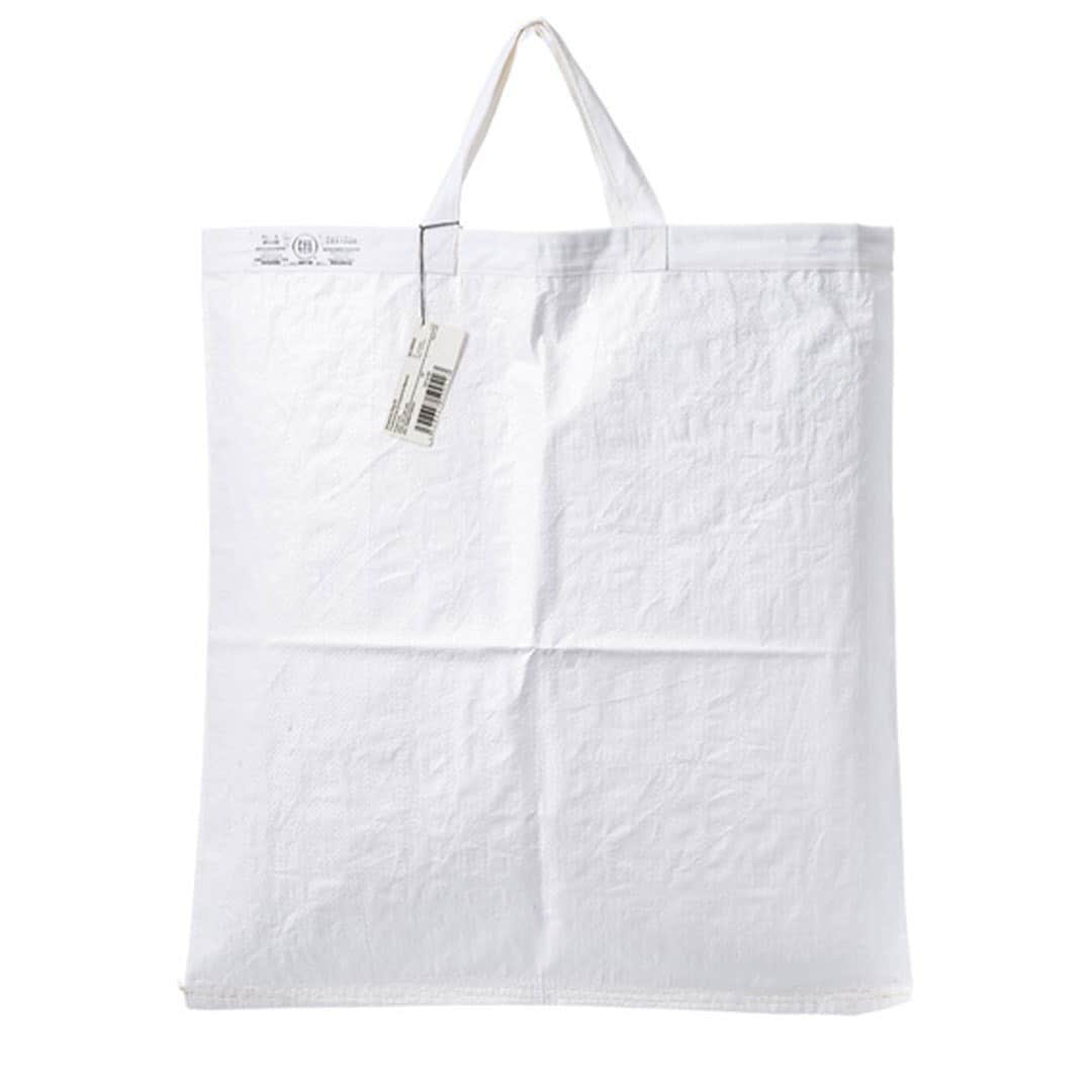Timeless Comfort さんのインスタグラム写真 - (Timeless Comfort Instagram)「【PUEBCOのバッグ】﻿ ﻿ エコバッグの新ラインナップとして、PUEBCOのバッグが入荷しました。﻿ ﻿ ■Shopping Bag　65﻿ 1,000円（税抜価格）﻿ ポリエチレン素材の編み込みで通気性もあるので、キッチン廻りで食材の収納をするのにもおすすめです。﻿ かなりのボリュームのものも入る特大サイズなので、ちょっとした日用品の買い出しに。﻿ ﻿ ■Shirt Fabric Bag ブルー/レッド/イエロー﻿ 2,000円（税抜価格）﻿ シャツ生地を再利用して作られたバッグ。﻿ メンズシャツのような細いピッチのストライプに、ロゴがポイントとなっています。﻿ マチがたっぷりあるので、見た目以上にしっかりと物が入ります。﻿ 小さくたたんでお買い物バッグや、荷物が増えた時のサブバッグや、ランドリーバッグとしてもお使いいただけます。﻿ ﻿ 爽やかな色味で、夏のコーディネイトにもしっくりくるデザイン。﻿ 持ち歩くのが楽しくなりそうですね。﻿ ﻿ ※タイムレスコンフォート自由ヶ丘店で取扱いがございます。﻿ ﻿ #TIMELESSCOMFORT #タイムレスコンフォート #interiorshop #インテリアショッ #lifestyleshop #ライフスタイルショップ #レジ袋有料化﻿ #エコバック #マイバック #トートバッグ #ツイル生地 #ナチュラル素材 #定番バッグ #シンプルバッグ #お気に入りバッグ #自然環境 #地球を守ろう﻿ #puebco」7月21日 14時42分 - timeless_comfort