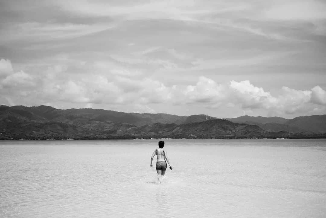 グレイシア・ポリーのインスタグラム：「Ku lari ke pantai, kemudian menyanyiku. #2018」