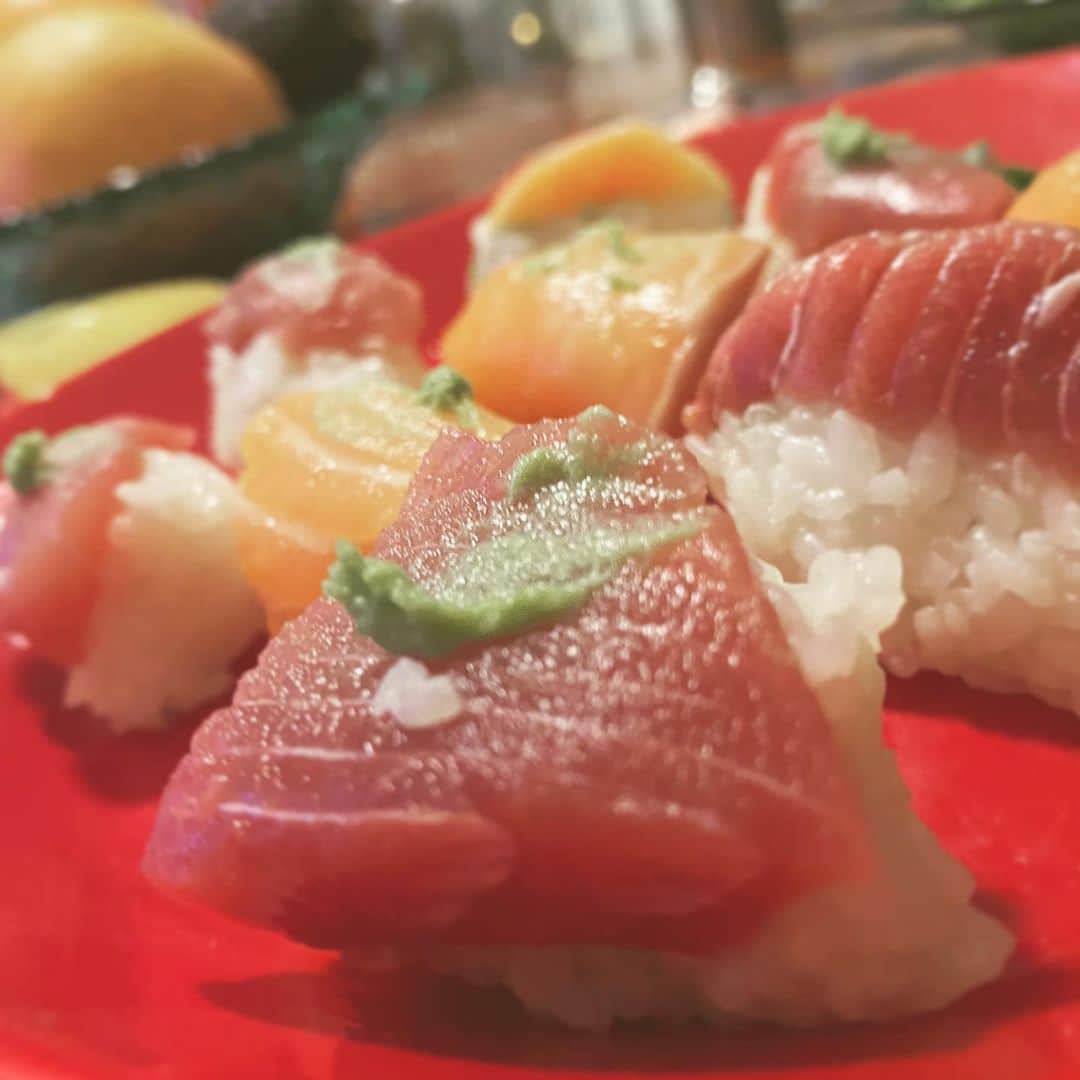 ミラクルひかるさんのインスタグラム写真 - (ミラクルひかるInstagram)「寿司を握ってみた！近所に魚の切身を安く売ってる店があり、週末の楽しみ。（魚ルーティーン）🐟#寿司を握ってみた  #ボロ寿司　　🍣　#ミラクルひかる　ワサビ入れ忘れに注意！ 生魚 酢飯糖質 旨味増す　　🍣」7月21日 14時39分 - miracle_hikaru_official