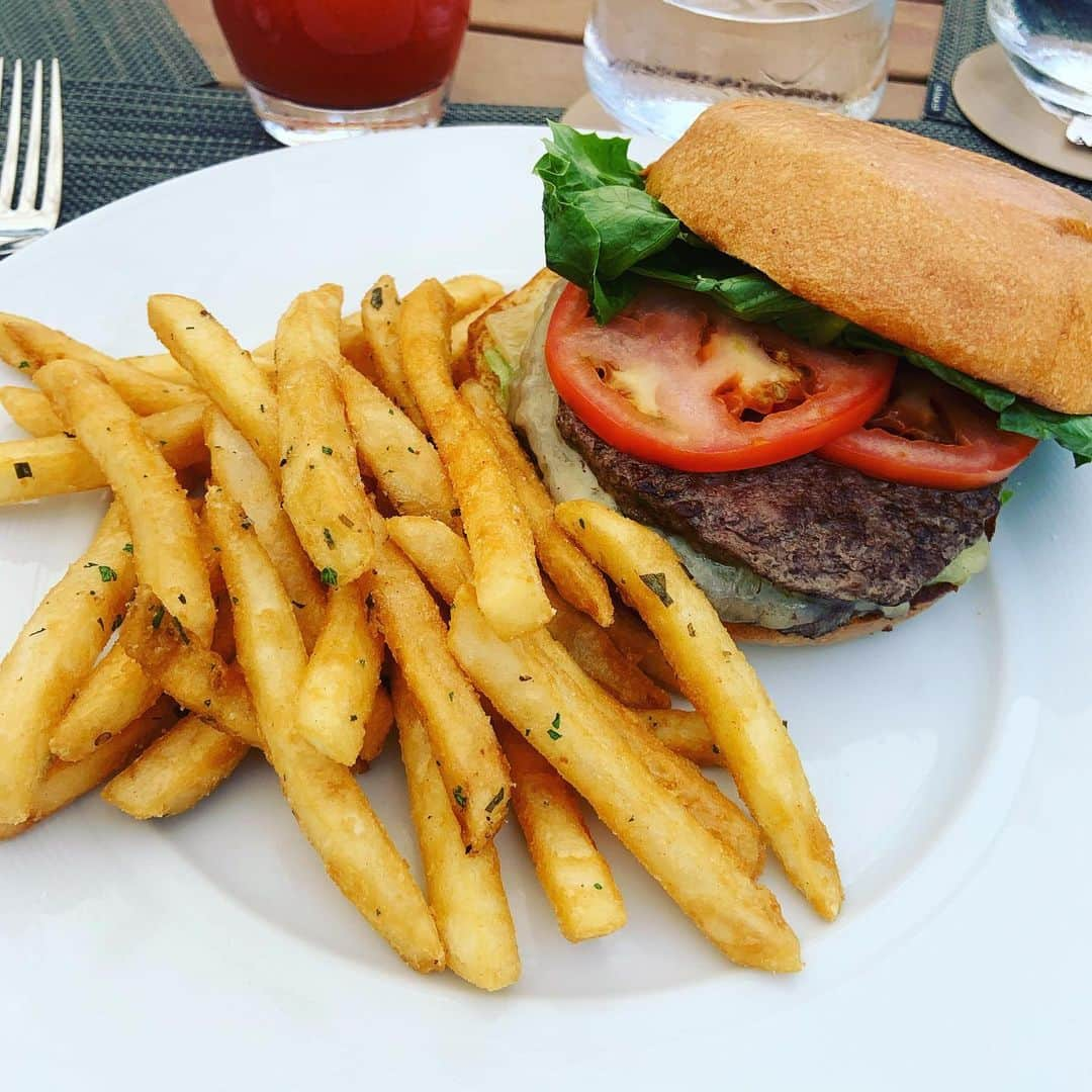 Aloha Street アロハストリートさんのインスタグラム写真 - (Aloha Street アロハストリートInstagram)「カハラホテルのプルメリアビーチハウスでランチ😊 ・ 目の前に広がる海を眺めながらのランチは格別です…🏝🌈（エリカ） ・ ・ #ハワイ#カハラホテル」7月21日 14時44分 - alohastreetcom_hawaii