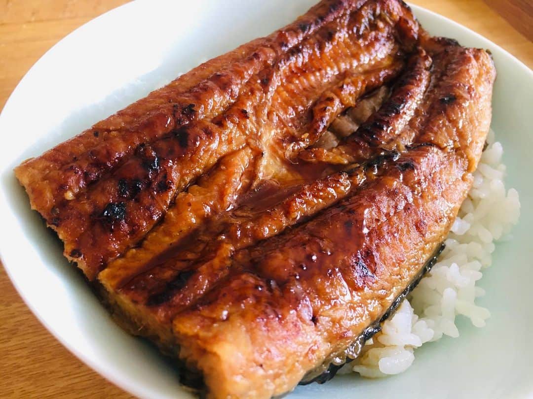 片桐千晶さんのインスタグラム写真 - (片桐千晶Instagram)「⁑ 土用の丑の日🌟 しっかり食べて元気な体で乗り切りたいですね☺️ スーパーで買ってきたうなぎの蒲焼きも、 一度丸ごと水洗いして酒蒸しすると身がふっわふわになってすごく美味しいです✨ 最後に付属のタレを絡めればOK。お試しあれ👌 #土用の丑の日 #鰻」7月21日 14時47分 - chiaki.katagiri333