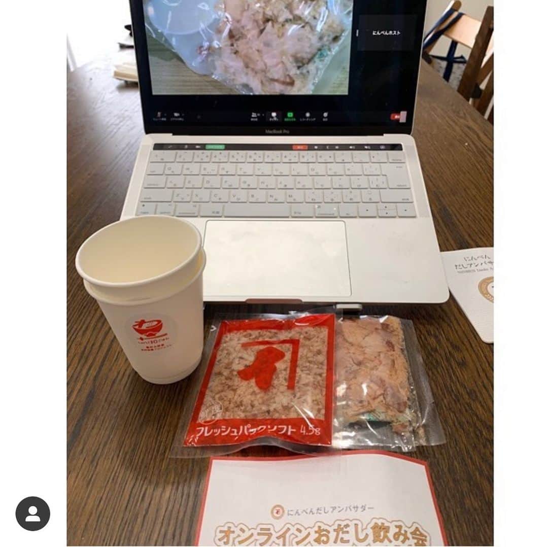 にんべん　おだしでキレイ習慣さんのインスタグラム写真 - (にんべん　おだしでキレイ習慣Instagram)「こんにちは🌞﻿ 今日は、オンラインおだし飲み会に参加いただいた @asahina.ayaka さんの投稿をご紹介します🐟💕﻿ かつお節の種類についても分かりやすく説明してくださっています😊﻿ ご参加ありがとうございました🥰﻿ ﻿ .﻿ .﻿ .﻿ ﻿ ﻿ にんべんだしアンバサダーのおだしの飲み会　﻿ @ninben.dashiambassador ﻿ 参加しました。﻿ ﻿ /﻿ かつお節﻿ \﻿ と言っても2種類のかつお節が売られてるんです！﻿ ﻿ ざっくり説明すると...﻿ 鰹　を3枚に下ろして、身を2つに切って煮てスモークして水分抜いて(ばい乾)いきます。﻿ ﻿ ﻿ 1ヶ月に12〜13回のばい乾を繰り返し出来上がるのが﻿ /﻿ 荒節﻿ \﻿ です。これを削ったものが﻿ //﻿ 花かつお﻿ \\﻿ ﻿ ﻿ 荒節にカビつけしてさらに乾燥させたいものが﻿ /﻿ 枯節﻿ \﻿ ﻿ さらにカビつけさせると﻿ /﻿ 本枯節(ほんがれぶし)﻿ \﻿ ﻿ ﻿ 今日は荒節の花かつお﻿ と　枯節のフレッシュパック　﻿ ﻿ でおだしをとって飲み比べしました。﻿ ﻿ にんべんだしアンバサダーになってから荒節花かつおを買う事がなくなりおだしを飲んでみることがなくて今日は貴重な時間。﻿ ﻿ 荒節の出汁はスモークの力強いのがおだしでも味わえました。﻿ 枯節の出汁は優しい味わい。フワッとかつおの香りを感じます。﻿ ﻿ ﻿ お好み焼きやたこ焼きにかかってるのはほぼ100%花かつおです。﻿ ソースなど味の濃いものや煮物に合います。﻿ よくカレーうどんを作るんですが、フレッシュパックの枯節か本枯節を入れるんですがかつお節が優しい味わいでお店の様にかつおのパンチが効いてなくて物足りなさを感じてました。﻿ 今度は花かつおを使ってみます！﻿ ﻿ ﻿ にんべんスタッフの皆様、にんべんだしアンバサダーの皆さん　ありがとうございました。﻿ @ninben_1699 ﻿ @ninben_senmonten ﻿ ﻿ #和ごはんプロジェクト﻿ #だしが世界を上手くする﻿ #だしのある生活﻿ #にんべんだしアンバサダー﻿ #にんべん﻿ #にんべん講座﻿ #かつお節﻿ #鰹節﻿ #おだし生活﻿ #おうちごはん ﻿ #簡単ごはんおうちごはん ﻿ #ヘルシーごはん﻿ #だしパックダイエット﻿ #ダシエット﻿ #在宅ごはん﻿ #おいしい写真﻿ #ワーママご飯﻿ #簡単ごはん﻿ #葛飾区ママ﻿ #私のおいしい写真」7月21日 14時48分 - ninben.dashiambassador