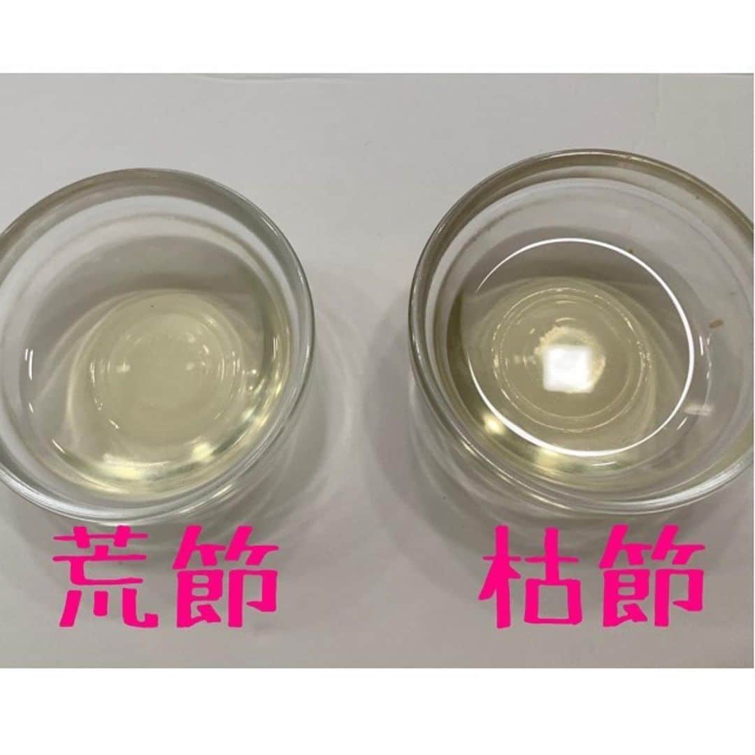 にんべん　おだしでキレイ習慣さんのインスタグラム写真 - (にんべん　おだしでキレイ習慣Instagram)「こんにちは🌞﻿ 今日は、オンラインおだし飲み会に参加いただいた @asahina.ayaka さんの投稿をご紹介します🐟💕﻿ かつお節の種類についても分かりやすく説明してくださっています😊﻿ ご参加ありがとうございました🥰﻿ ﻿ .﻿ .﻿ .﻿ ﻿ ﻿ にんべんだしアンバサダーのおだしの飲み会　﻿ @ninben.dashiambassador ﻿ 参加しました。﻿ ﻿ /﻿ かつお節﻿ \﻿ と言っても2種類のかつお節が売られてるんです！﻿ ﻿ ざっくり説明すると...﻿ 鰹　を3枚に下ろして、身を2つに切って煮てスモークして水分抜いて(ばい乾)いきます。﻿ ﻿ ﻿ 1ヶ月に12〜13回のばい乾を繰り返し出来上がるのが﻿ /﻿ 荒節﻿ \﻿ です。これを削ったものが﻿ //﻿ 花かつお﻿ \\﻿ ﻿ ﻿ 荒節にカビつけしてさらに乾燥させたいものが﻿ /﻿ 枯節﻿ \﻿ ﻿ さらにカビつけさせると﻿ /﻿ 本枯節(ほんがれぶし)﻿ \﻿ ﻿ ﻿ 今日は荒節の花かつお﻿ と　枯節のフレッシュパック　﻿ ﻿ でおだしをとって飲み比べしました。﻿ ﻿ にんべんだしアンバサダーになってから荒節花かつおを買う事がなくなりおだしを飲んでみることがなくて今日は貴重な時間。﻿ ﻿ 荒節の出汁はスモークの力強いのがおだしでも味わえました。﻿ 枯節の出汁は優しい味わい。フワッとかつおの香りを感じます。﻿ ﻿ ﻿ お好み焼きやたこ焼きにかかってるのはほぼ100%花かつおです。﻿ ソースなど味の濃いものや煮物に合います。﻿ よくカレーうどんを作るんですが、フレッシュパックの枯節か本枯節を入れるんですがかつお節が優しい味わいでお店の様にかつおのパンチが効いてなくて物足りなさを感じてました。﻿ 今度は花かつおを使ってみます！﻿ ﻿ ﻿ にんべんスタッフの皆様、にんべんだしアンバサダーの皆さん　ありがとうございました。﻿ @ninben_1699 ﻿ @ninben_senmonten ﻿ ﻿ #和ごはんプロジェクト﻿ #だしが世界を上手くする﻿ #だしのある生活﻿ #にんべんだしアンバサダー﻿ #にんべん﻿ #にんべん講座﻿ #かつお節﻿ #鰹節﻿ #おだし生活﻿ #おうちごはん ﻿ #簡単ごはんおうちごはん ﻿ #ヘルシーごはん﻿ #だしパックダイエット﻿ #ダシエット﻿ #在宅ごはん﻿ #おいしい写真﻿ #ワーママご飯﻿ #簡単ごはん﻿ #葛飾区ママ﻿ #私のおいしい写真」7月21日 14時48分 - ninben.dashiambassador