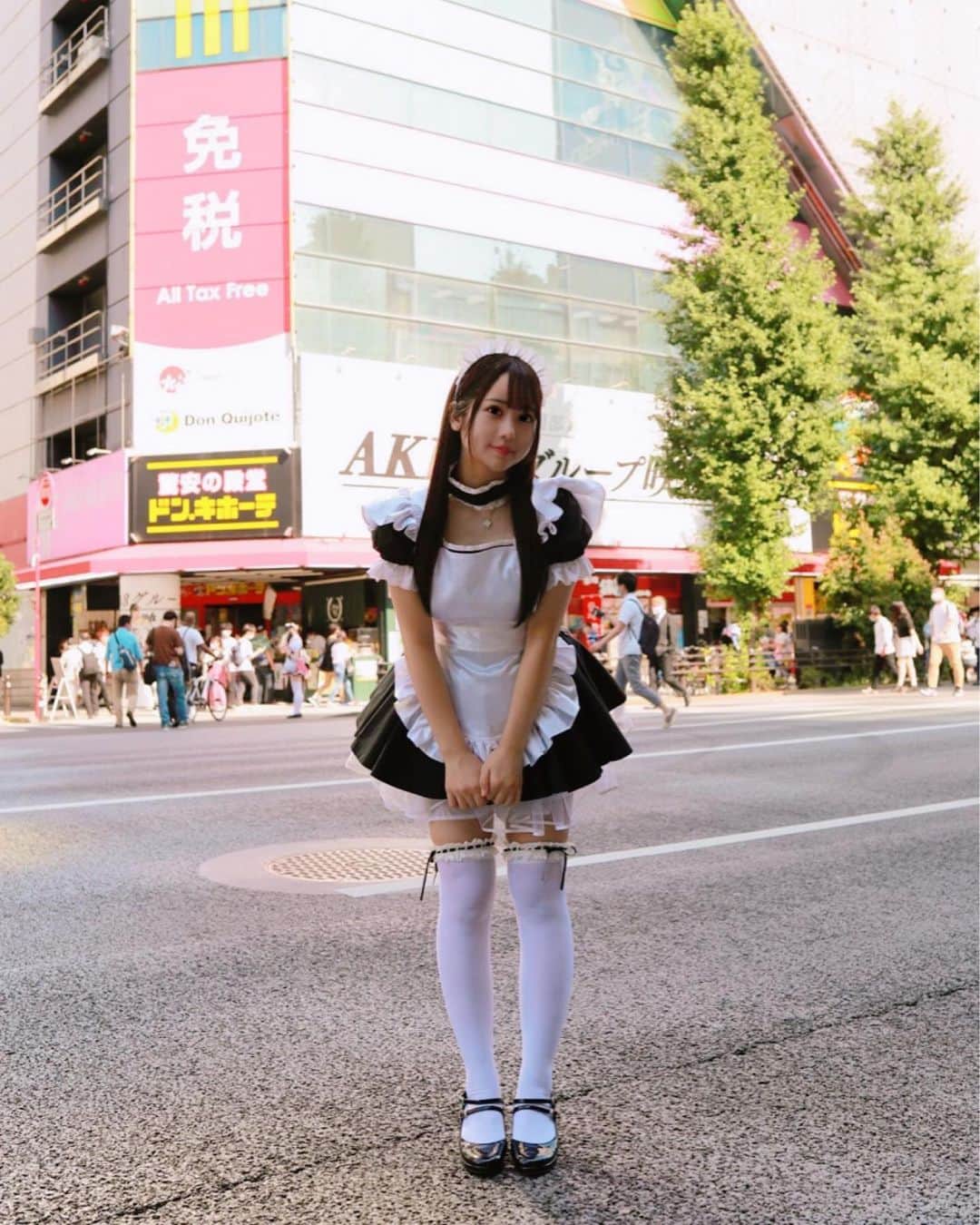 街撮り　ロリ SHIORIさんのインスタグラム写真 - (SHIORIInstagram)「. 秋葉原の街で...💭 . #メイド #キャンディフルーツ  #メイド服 #ポートレート撮影 #被写体 #絶対領域 #コンカフェ #メイドカフェ #アキバ #秋葉原」7月21日 14時49分 -  sweetshiorin