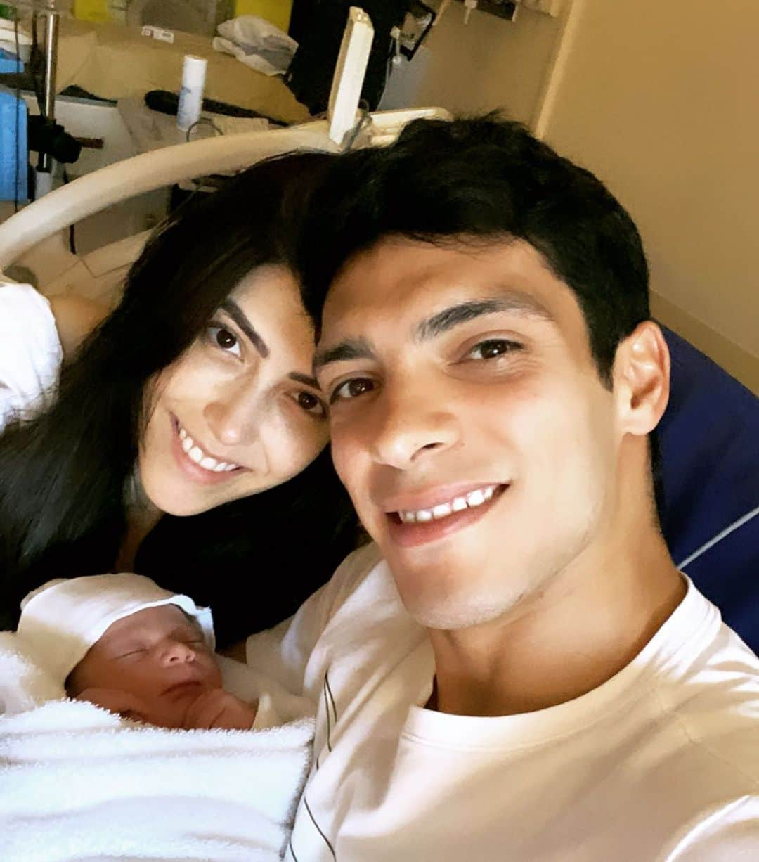 ラウール・ヒメネスさんのインスタグラム写真 - (ラウール・ヒメネスInstagram)「Les presentamos al amor de nuestra vida 😍 Bienvenida princesa hermosa Arya 21/07/2020 👨‍👩‍👧 Comienza la mejor y mas increíble aventura, TE AMAMOS @aryajb9 @danielabassom  #babyAJ」7月21日 14時59分 - raulalonsojimenez9