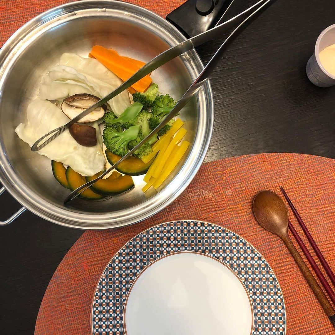 キム・ソンウンさんのインスタグラム写真 - (キム・ソンウンInstagram)「우리집 아침풍경🤍 태하오빠 오늘 등교하는 날! 동생들한테 뽀뽀 다 해주고 가심! 윤하는 오빠따라 재하한테 뽀뽀뽀! 오늘 태하.윤하 둘다 등교해서 재하랑 둘이 윗집언니네 가서 요리수업! 재하랑 둘이 집에서 외롭게 굶고 있을뻔 했는데.. 완전 많이 먹고 옴😍 아~~한숨 자고 싶다!!!!! #하하하남매⚽️」7月21日 14時54分 - ssung916