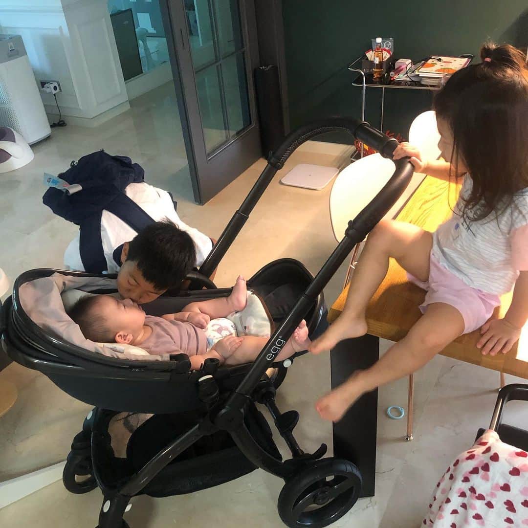 キム・ソンウンさんのインスタグラム写真 - (キム・ソンウンInstagram)「우리집 아침풍경🤍 태하오빠 오늘 등교하는 날! 동생들한테 뽀뽀 다 해주고 가심! 윤하는 오빠따라 재하한테 뽀뽀뽀! 오늘 태하.윤하 둘다 등교해서 재하랑 둘이 윗집언니네 가서 요리수업! 재하랑 둘이 집에서 외롭게 굶고 있을뻔 했는데.. 완전 많이 먹고 옴😍 아~~한숨 자고 싶다!!!!! #하하하남매⚽️」7月21日 14時54分 - ssung916