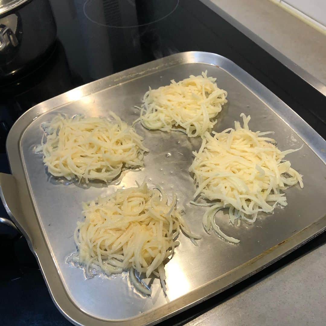 キム・ソンウンさんのインスタグラム写真 - (キム・ソンウンInstagram)「우리집 아침풍경🤍 태하오빠 오늘 등교하는 날! 동생들한테 뽀뽀 다 해주고 가심! 윤하는 오빠따라 재하한테 뽀뽀뽀! 오늘 태하.윤하 둘다 등교해서 재하랑 둘이 윗집언니네 가서 요리수업! 재하랑 둘이 집에서 외롭게 굶고 있을뻔 했는데.. 완전 많이 먹고 옴😍 아~~한숨 자고 싶다!!!!! #하하하남매⚽️」7月21日 14時54分 - ssung916