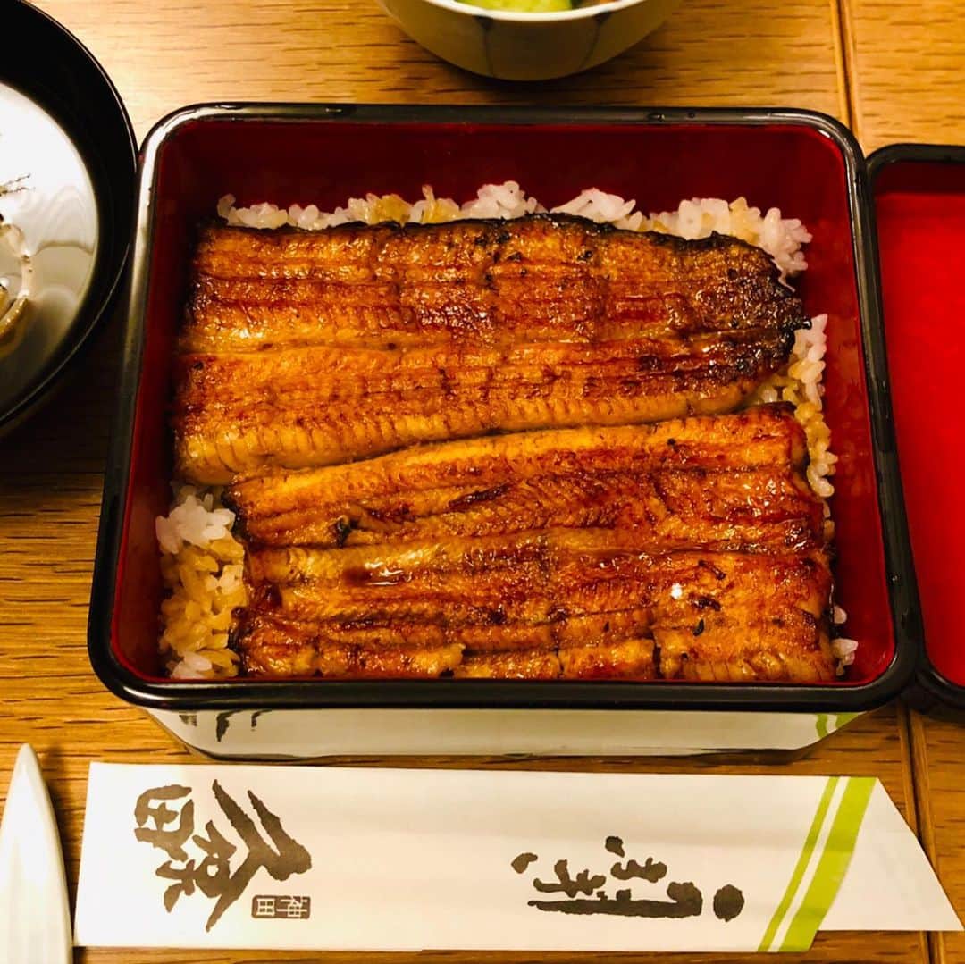 マイケル富岡のインスタグラム：「極上 う な ぎ！蒲焼はもちろん…わさびと岩塩で食す 白焼きも絶品♡どっちにする？やっぱ両方？ #至福の時間 #土用の丑の日 #神田久保田 #極上 #うなぎ #蒲焼 #白焼き #絶品 #マイケル富岡 #俳優 #タレント #撮影 #actor #actorslife #shooting #love #delicious #eel #family #感謝」