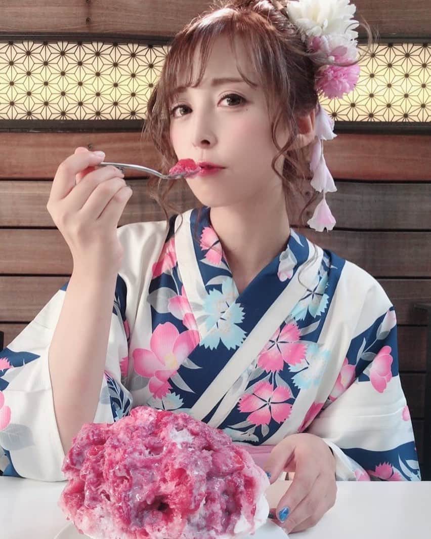 葵井えりかのインスタグラム：「🍧食べたい🍧 今週末浴衣です✨ 今月も満枠ありがとう、晴れるといいな☀️ (愛さんがレースでいないため、着替えができません。のでオール浴衣になります) . 8/10個人撮影会予約は翌日頃から開始しますのでよろしくお願いします🙇‍♀️✨ マリンマリンです🏖🐠⛱ #portrait#selfie #かき氷」