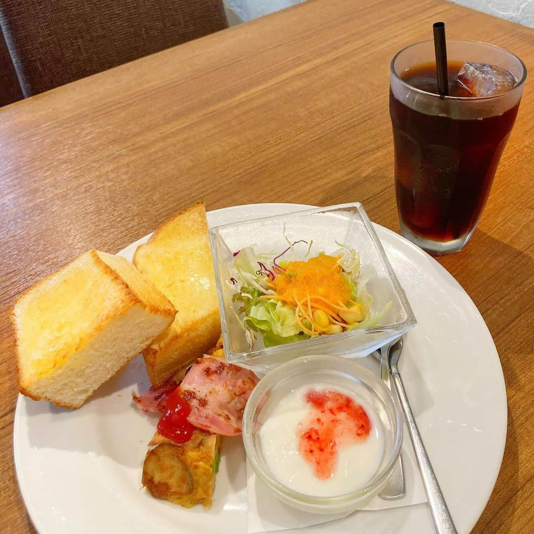 黒江美咲のインスタグラム：「. 【ヒラソル@安城】  スペイン料理屋さんモーニング☀️ 久しぶりに行ったらメニューが大充実してました！  ドリンク代＋180円のトーストモーニング。 オムレツ、ハモンセラーノ生ハムがぎっしり挟まった ブランチセットを次は攻めたい…！  #安城モーニング#ヒラソル#冷コーサイコー #愛知モーニング開拓#愛知モーニング巡り #愛知モーニング#安城レストラン」