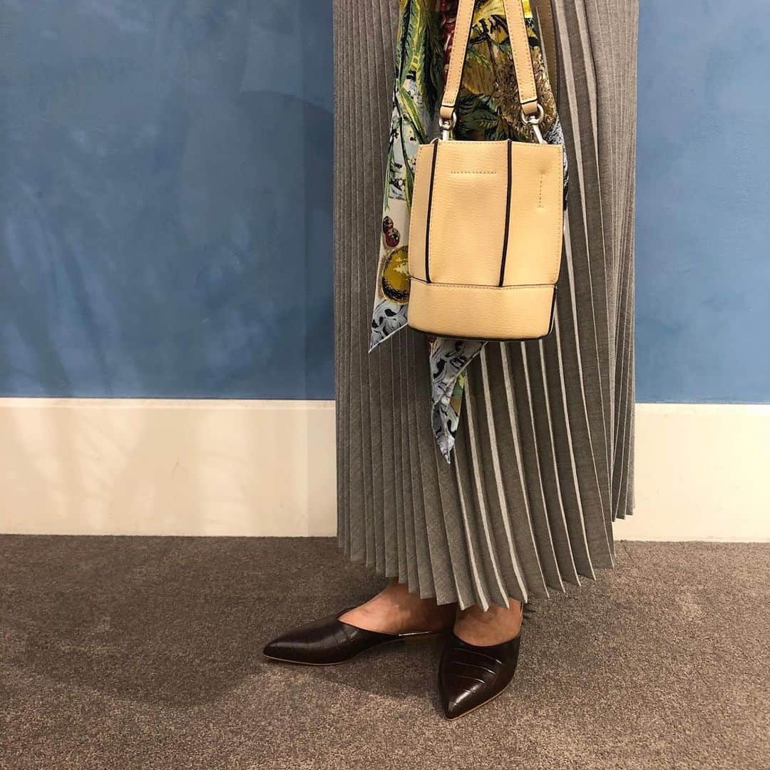 デミルクス ビームス 新宿さんのインスタグラム写真 - (デミルクス ビームス 新宿Instagram)「. 程よく重みがある素材なので、広がり過ぎないシルエットのプリーツスカートはデミルクスビームスオリジナルの商品です👗 .  #demiluxebeams  #BEAMS #20aw」7月21日 15時08分 - demiluxe_beams_shinjuku