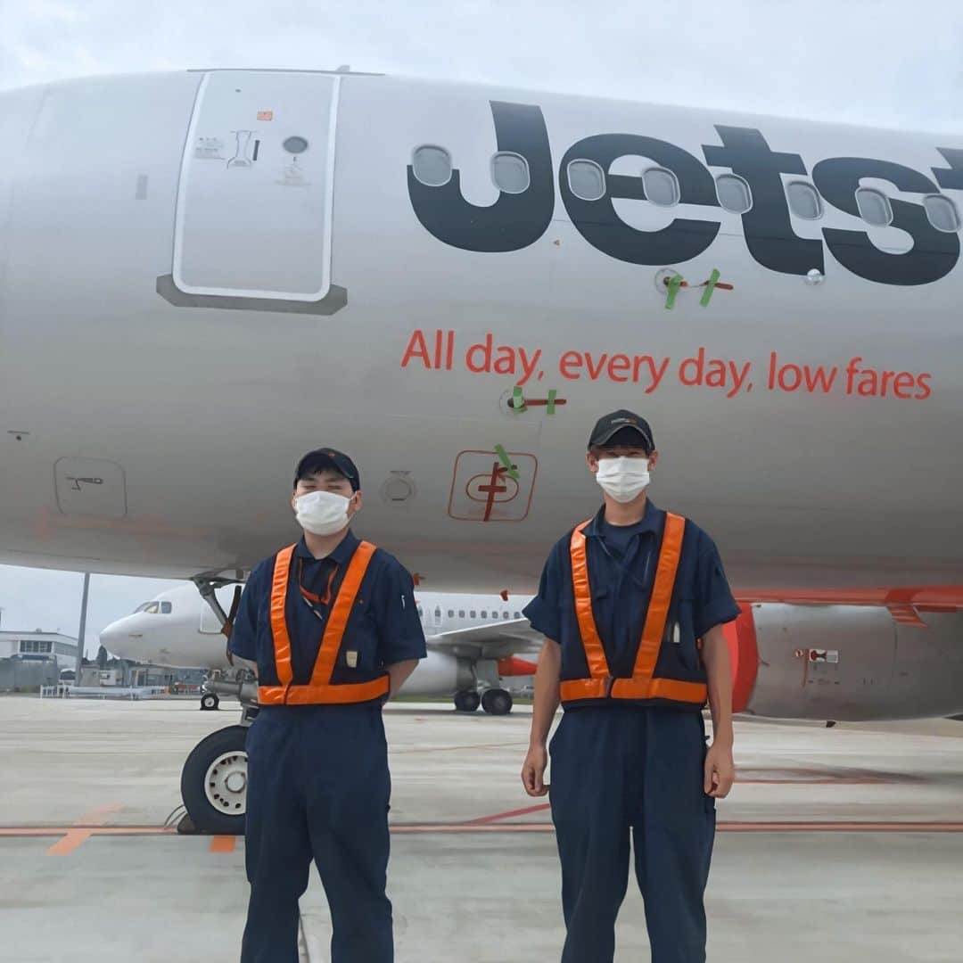 ジェットスター航空さんのインスタグラム写真 - (ジェットスター航空Instagram)「＼We are back★／ 国内全23路線での運航再開に向けて、#飛行機 も準備万端でスター✈️✨ ・ #ジェットスター は現在、計25機で運航✈️ 運休・減便の影響で、空を飛んでいない飛行機はどうしているのでしょうか？ ・ 空を飛ばない期間、飛行機はすべて #成田国際空港 に駐機しています✈️ 飛行機は自動車の約100倍の部品を使っており、ステアリングやエンジンなど、しばらく動かしていないと凝り固まってしまう部分もあるんだとか。 ジェットスター・ジャパン整備本部のスタッフは、そういった部分の機能を確認し、継続的に整備を行っています。 また、限られた定期便の機会を活用して概ね2週間に1度は各機体を飛ばすことで、いつ運航を再開しても支障がないように機材のコンディションを維持しているんです。 ・ 今週7/23(木)、ジェットスターは国内全23路線の運航再開を予定しています。 また皆さまが大切な人に元気な笑顔を見せに行けるよう、 私たちジェットスターは、これからも新しい空へ、安心・安全な皆さまの翼であり続けます。 ▼運航再開スケジュールはこちら https://bit.ly/back200721ig jetstar.comからもご覧いただけます。 ・ 2枚目写真📷 成田国際空港に駐機しているエアバス A320型機✈️✈️✈️ ・ #LCC #ジェットスター #jetstar_japan　#jetstar #FlyWell★ #WeAreBack★ #成田空港 #エアバス #A320 #飛行機好きな人と繋がりたい #飛行機倶楽部」7月21日 15時17分 - jetstar_japan