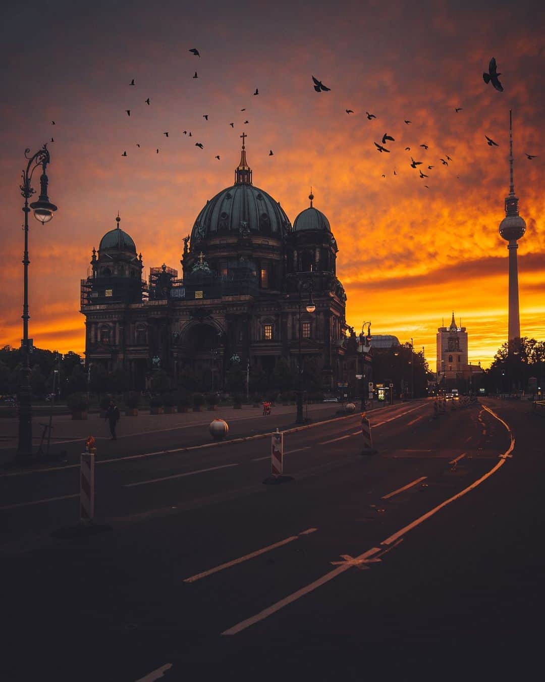 Thomas Kakarekoのインスタグラム：「thinking of you  Easily the most stunning sunrise I witnessed here in recent times.  #berlin」