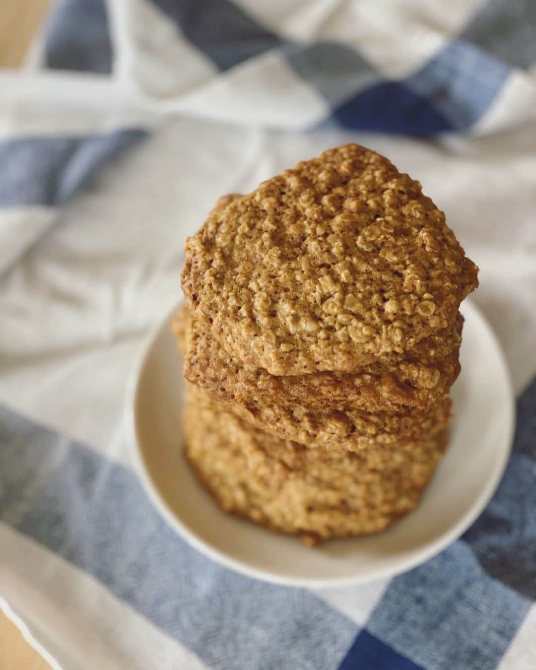 黒澤かなえさんのインスタグラム写真 - (黒澤かなえInstagram)「先日のオートミールクッキー  予想以上に膨んで 隣同士くっついてしまい不格好な見た目ですが 簡単で美味しい。これはまた焼く。 レーズンやナッツを入れてもいいね。  また今度整理してレシピ載せます。  ．  #オートミールクッキー#オートミール#クッキー#簡単レシピ#焼き菓子#おやつ#男の子ママ#子育てママ#一児のママ#レシピ」7月21日 15時35分 - k_kana