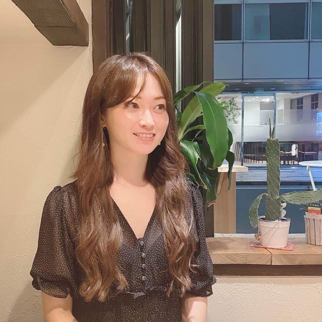 のインスタグラム：「人生初エクステ☺️ずっとロングにしてみたかった❗️馴染み過ぎて気づかれないというハプニング😩まぁ、この後顔面打って救急車で運ばれて、顔を数針縫う手術をしたんだけどね😔1年で顔を10針も縫うなんて本当自分ってバカだなぁって思う。 ㅤㅤㅤㅤㅤㅤㅤㅤㅤㅤㅤㅤㅤ とりあえず年齢とかにとらわれずやりたい事やってます。みんなのやりたい事ってなんですか？聞いてみたいな😆歌もダンスも筋トレも習い事が楽しい毎日。健康には気をつけて楽しい気持ちで過ごしたい🍜 #エクステ　#ロングヘア」
