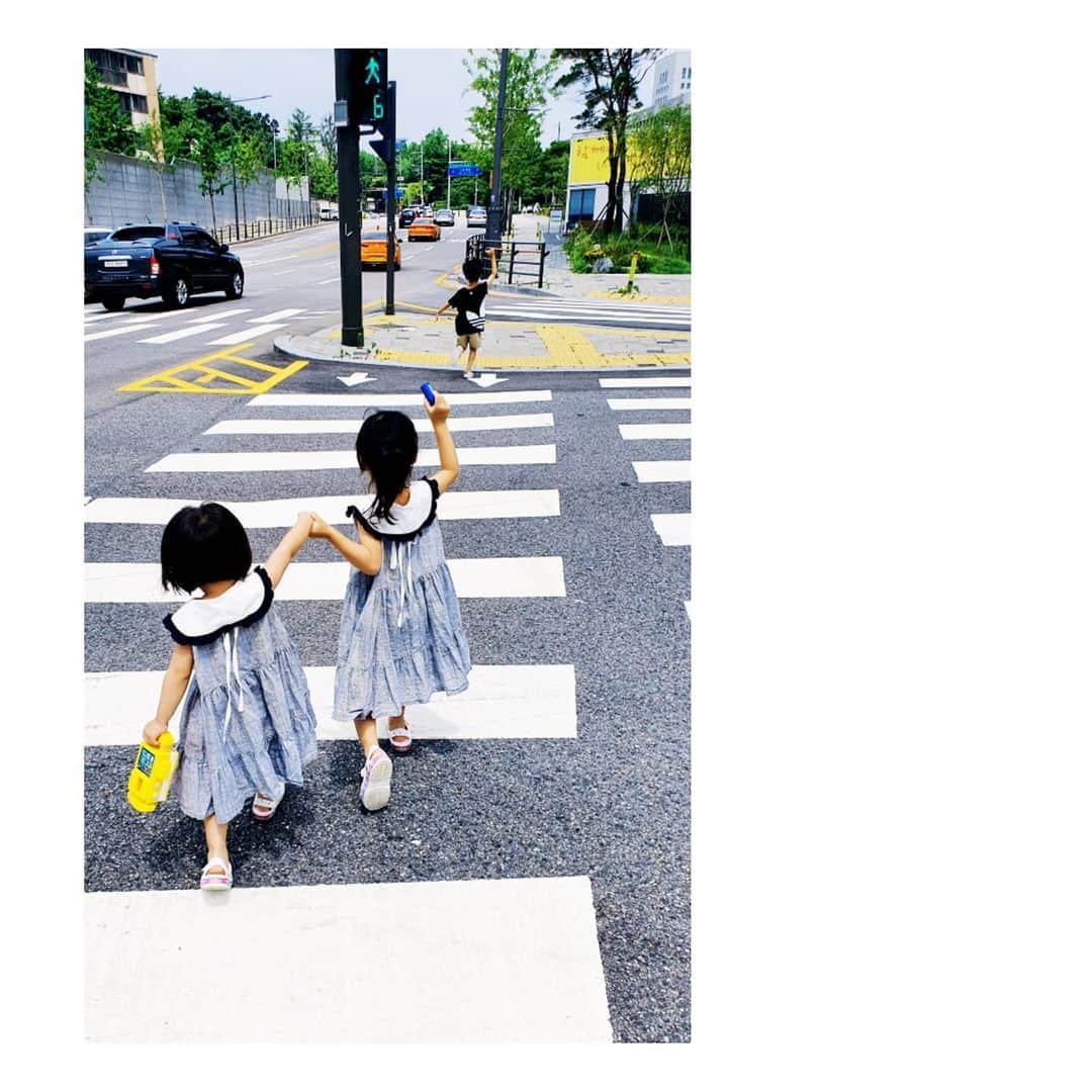 ソ・ユジンさんのインスタグラム写真 - (ソ・ユジンInstagram)「집에서 걸어갈 수 있는 거리에 #그림책도서관 이 있어서 참 좋다 ~  요즘엔 앉아서 볼 순 없고 책만 간단히 확인하고 대출해오기~」7月21日 15時37分 - yujin_so