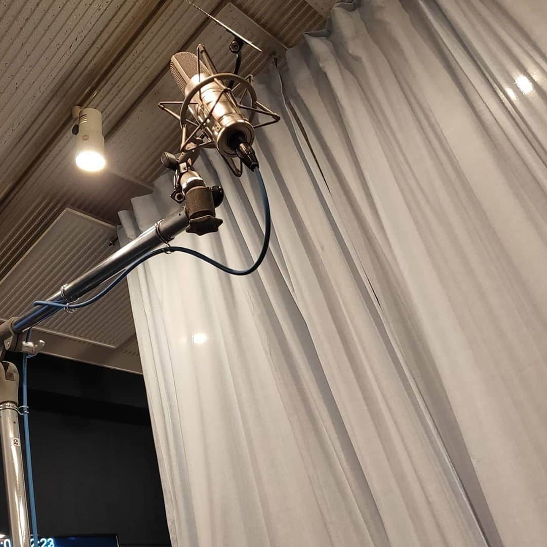 宮下ともみさんのインスタグラム写真 - (宮下ともみInstagram)「1年振りの吹き替えのお仕事へ🎙 しっかりコロナ対策も。 その間、子供たちは一時預かりへ。 長男は一時預かりも1年ぶり💦次男は初めて。最初長男はギャン泣きでしたが、すぐに慣れてがんばってくれたようです😌✨ 迎えに行くと楽しかったーって😁よかった😊 二人ともありがとう❤ 疲れて寝ちゃった💤  #声優 #吹き替え #海外ドラマ吹き替え #コロナ対策 #コロナ対策万全 #産後初仕事 #一時預かり保育 #兄弟 #頑張りました #お家帰りたいって #ギャン泣き #楽しかったって #頑張ってくれてありがとう」7月21日 15時41分 - tomomimiyashita_official