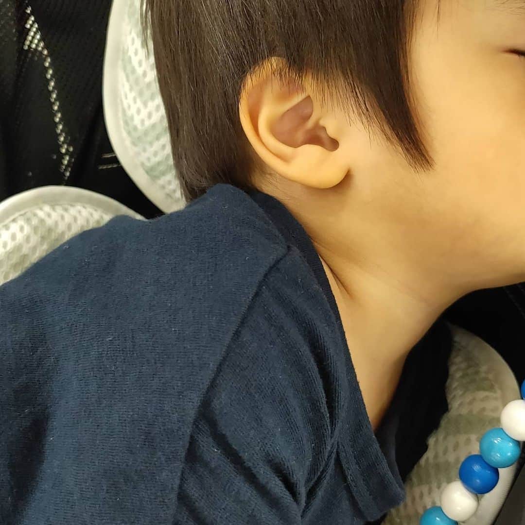 宮下ともみさんのインスタグラム写真 - (宮下ともみInstagram)「1年振りの吹き替えのお仕事へ🎙 しっかりコロナ対策も。 その間、子供たちは一時預かりへ。 長男は一時預かりも1年ぶり💦次男は初めて。最初長男はギャン泣きでしたが、すぐに慣れてがんばってくれたようです😌✨ 迎えに行くと楽しかったーって😁よかった😊 二人ともありがとう❤ 疲れて寝ちゃった💤  #声優 #吹き替え #海外ドラマ吹き替え #コロナ対策 #コロナ対策万全 #産後初仕事 #一時預かり保育 #兄弟 #頑張りました #お家帰りたいって #ギャン泣き #楽しかったって #頑張ってくれてありがとう」7月21日 15時41分 - tomomimiyashita_official