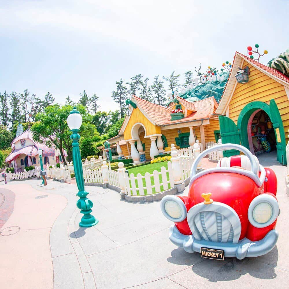 東京ディズニーリゾートさんのインスタグラム写真 - (東京ディズニーリゾートInstagram)「Most fun neighborhood in the world! お隣のおうちはもちろん…❤️ #mickeyshouse #minnieshouse #toontown #tokyodisneyland #tokyodisneyresort #ミッキーの家  #ミニーの家 #トゥーンタウン #東京ディズニーランド #東京ディズニーリゾート」7月21日 15時41分 - tokyodisneyresort_official