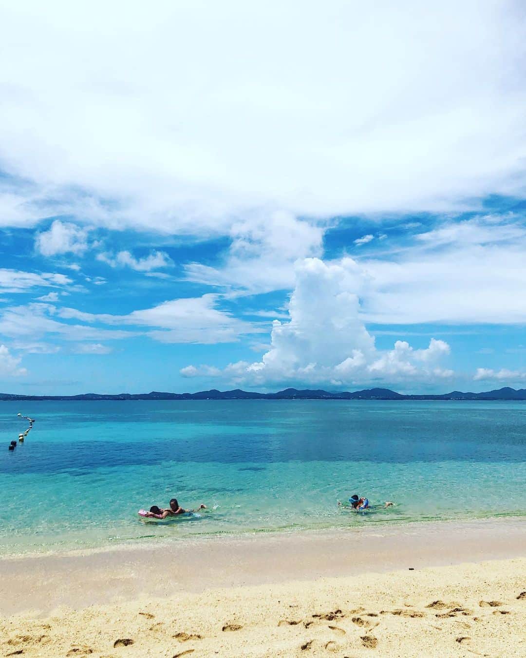 セソコマサユキのインスタグラム：「あつー  @squa_okinawa   #沖縄 #ビーチ」
