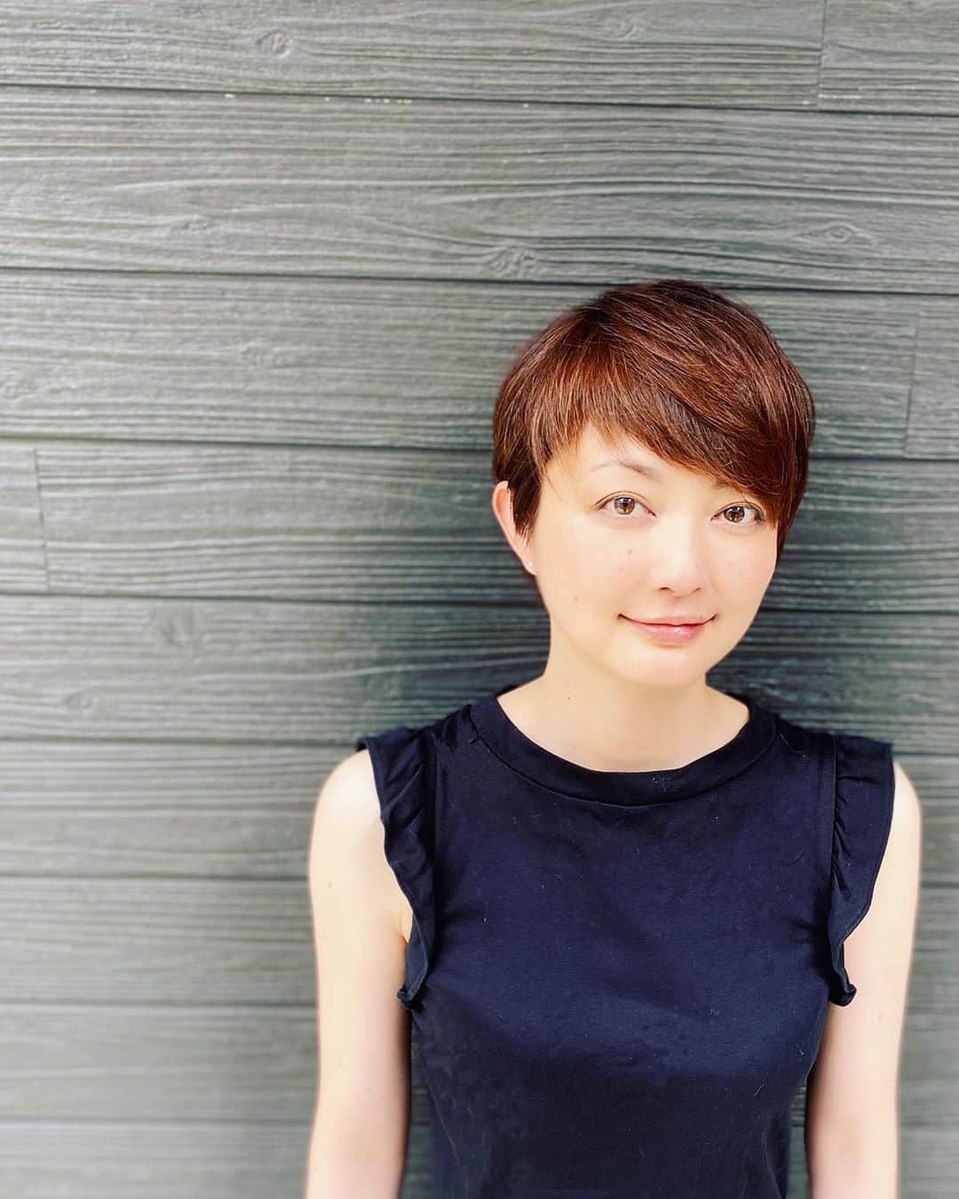 野本かりあのインスタグラム：「日本の皆さん、こんにちは。 アン・ハサウェイです。 嘘です。言わなくても分かりますよね、はい。 すみません🙇‍♀️🙇‍♀️🙇‍♀️🙇‍♀️🙇‍♀️🙇‍♀️ はー、スッキリサッパリ✨ 悪いものがあったとしたら、削ぎ落とされた感じ❤️ #野本かりあ」