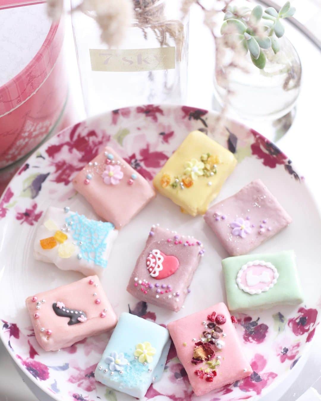 菊池かなこのインスタグラム：「. 食べるのがもったいなさすぎる.. @cafe.ohzan_official 🍪キューブラスク12個入り プチボヌール🧁 . ひとつひとつ手作りで 全部違う柄の可愛すぎるラスク🤍 箱も宝石箱の様です💎 . フルーツ果汁の アイシングコーティングで少し甘酸っぱい🍋 . 夏でも溶けないので お土産や贈り物にも最適です🎁 . 貰ったら確実に嬉しいスイーツです✨✨ . 購入はweb shopまたは実店舗 日本橋三越、銀座三越、池袋東武、二子玉川東急で🛍 . . ୨୧┈┈┈┈┈┈┈┈┈┈┈┈┈┈┈┈┈୨୧ #ohzan #cafeohzan #手土産スイーツ #デパ地下スイーツ #ギフトセット #引菓子 #贈り物に最適 #素敵なプレゼント #pr #キューブラスク #アイシング #銀座三越 #日本橋三越 #スイーツ #東京スイーツ #お取り寄せスイーツ #おきがくらぶ #おうちカフェ #おうちスイーツ #テーブルコーディネート」