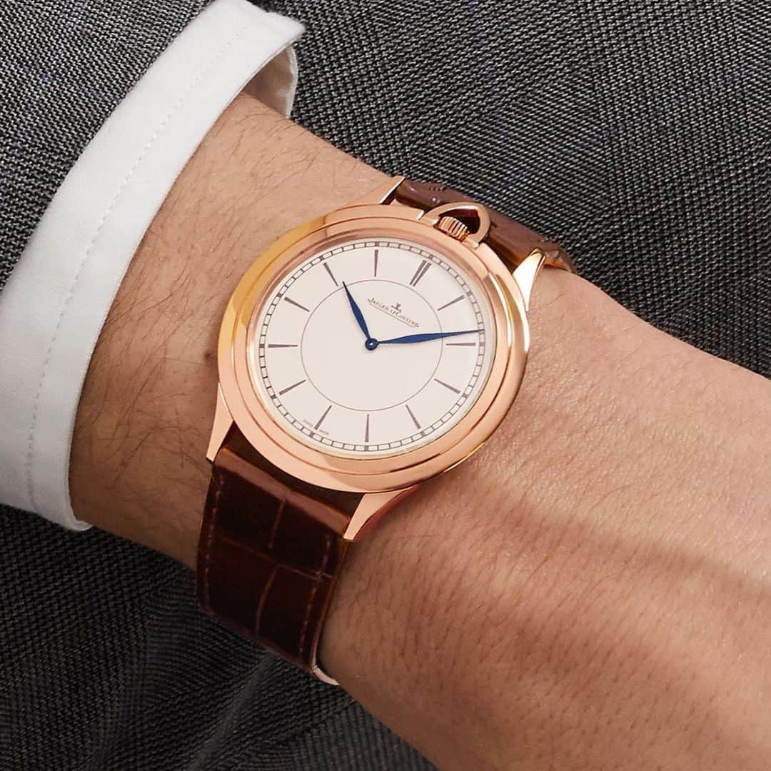 WATCHMANIAさんのインスタグラム写真 - (WATCHMANIAInstagram)「@kingsmanmovie and @jaegerlecoultre have teamed up to create a watch that's sophisticated and gentlemanly. Made in the horologer's Swiss workshop, it's powered by the calibre 849 hand-wound movement, which is housed in an 18-karat rose gold case - notice the etchings on the back, signifying its limited run of 100 pieces. Part of the 'Master Ultra Thin' family, this 'Knife' edition features a relocated crown nestled between the top lugs and has a discreet cutout in the alligator strap to make room for it.  € 25,000  #jlc #jaegerlecoultre #kingsman #watchmania」7月21日 16時03分 - watchmania